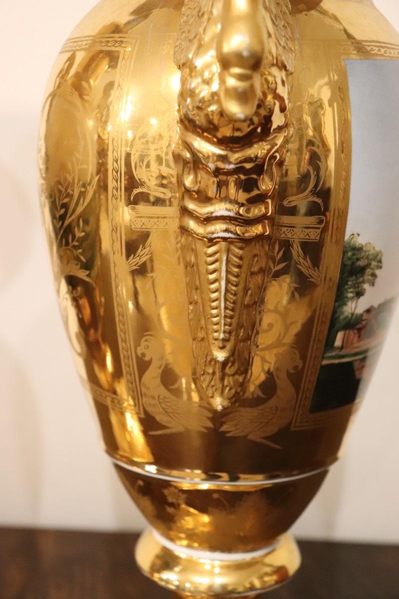 Vases Amphora Empire du 19e siècle en porcelaine dorée avec anses en forme de Swan en vente 5