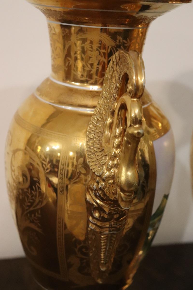 Vases Amphora Empire du 19e siècle en porcelaine dorée avec anses en forme de Swan en vente 6