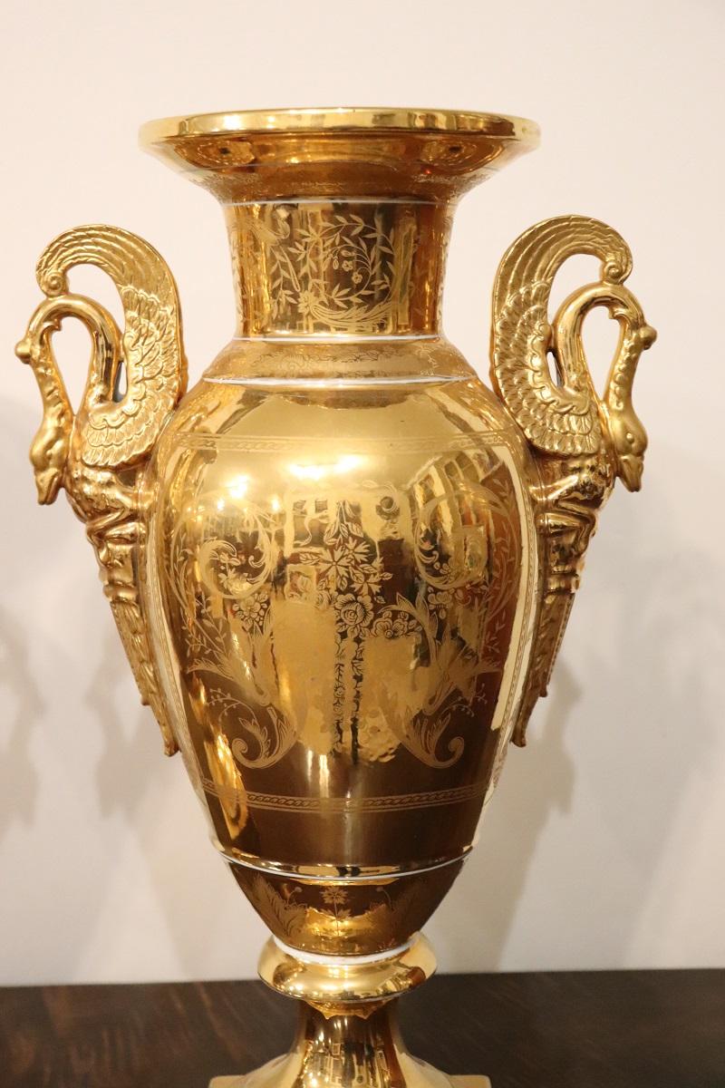 Vases Amphora Empire du 19e siècle en porcelaine dorée avec anses en forme de Swan en vente 7