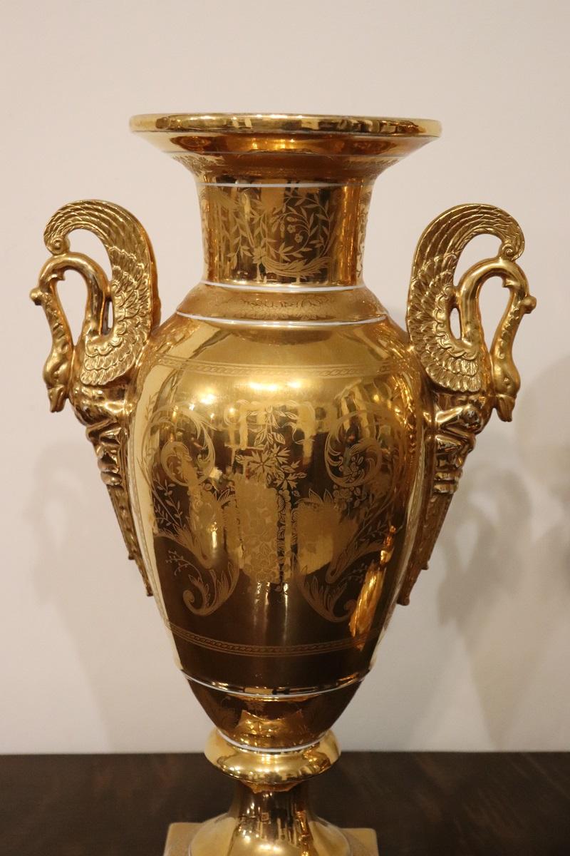 Vases Amphora Empire du 19e siècle en porcelaine dorée avec anses en forme de Swan en vente 8