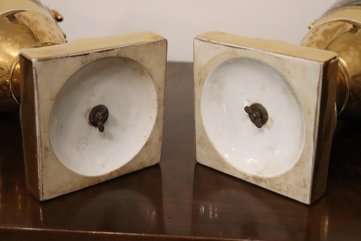 Vases Amphora Empire du 19e siècle en porcelaine dorée avec anses en forme de Swan en vente 9