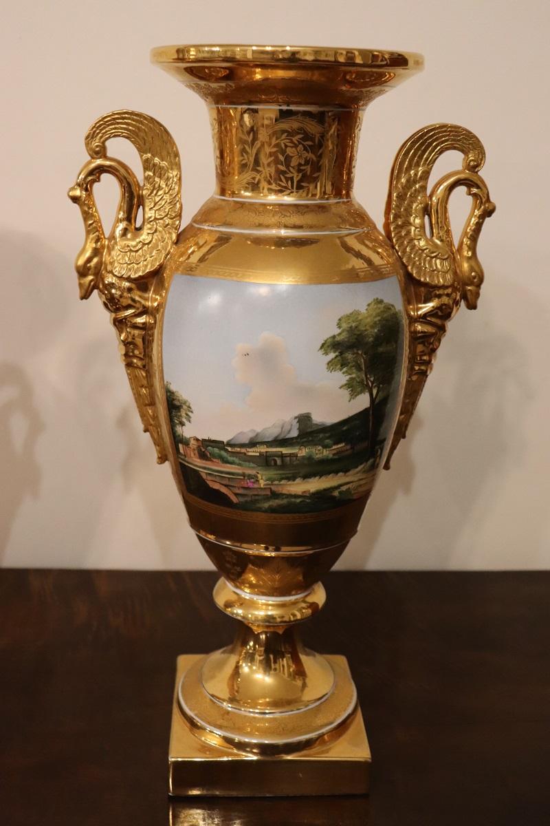 Français Vases Amphora Empire du 19e siècle en porcelaine dorée avec anses en forme de Swan en vente