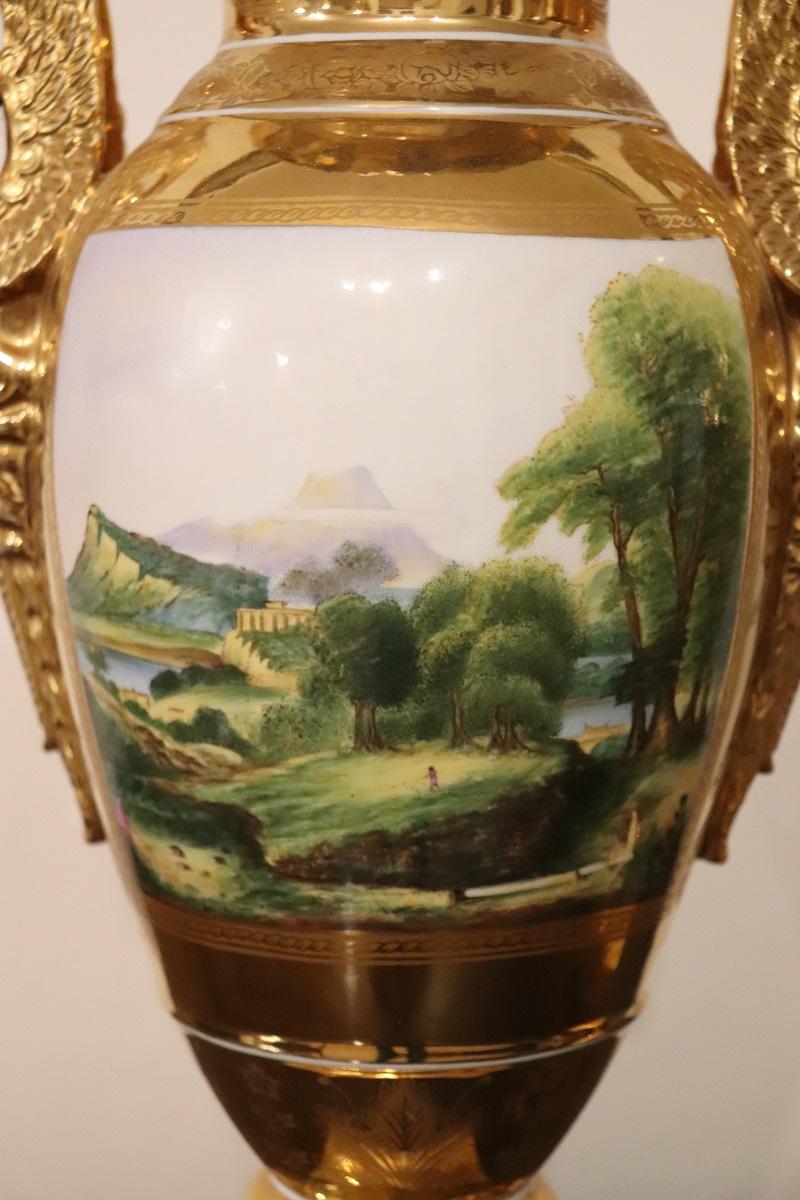 XIXe siècle Vases Amphora Empire du 19e siècle en porcelaine dorée avec anses en forme de Swan en vente