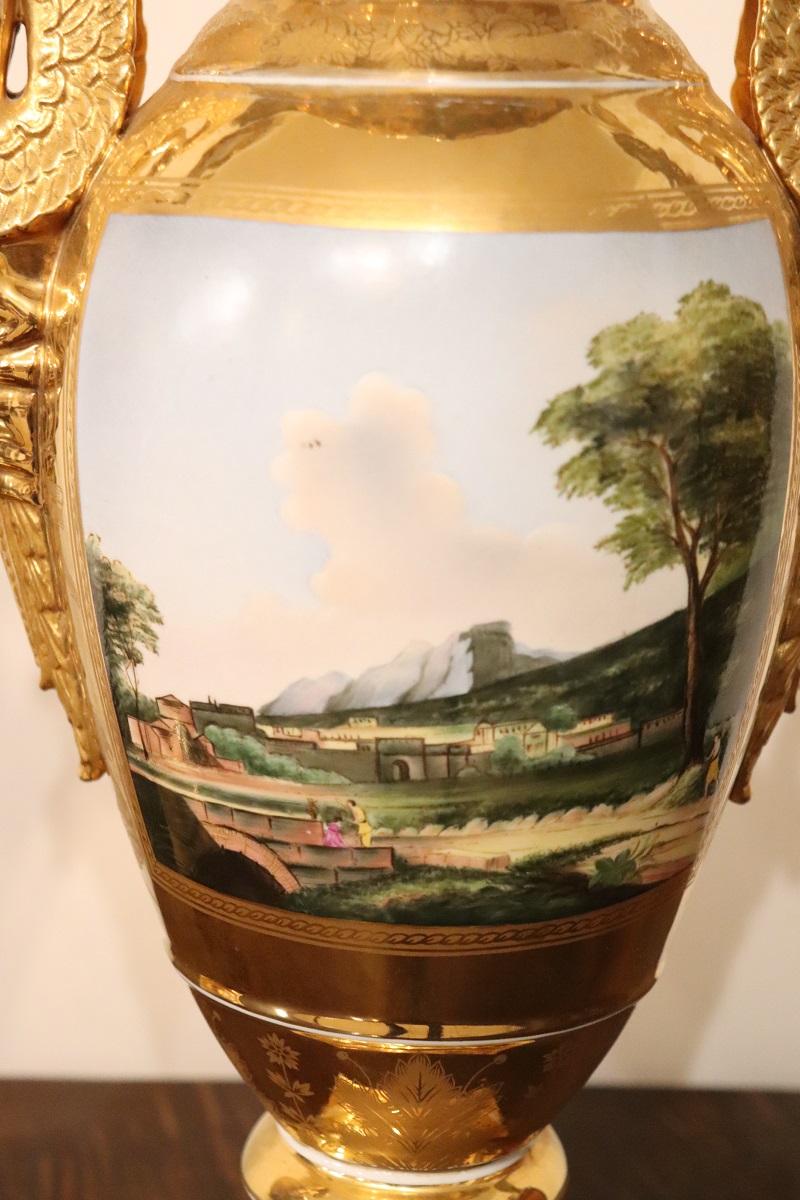 Vases Amphora Empire du 19e siècle en porcelaine dorée avec anses en forme de Swan en vente 1