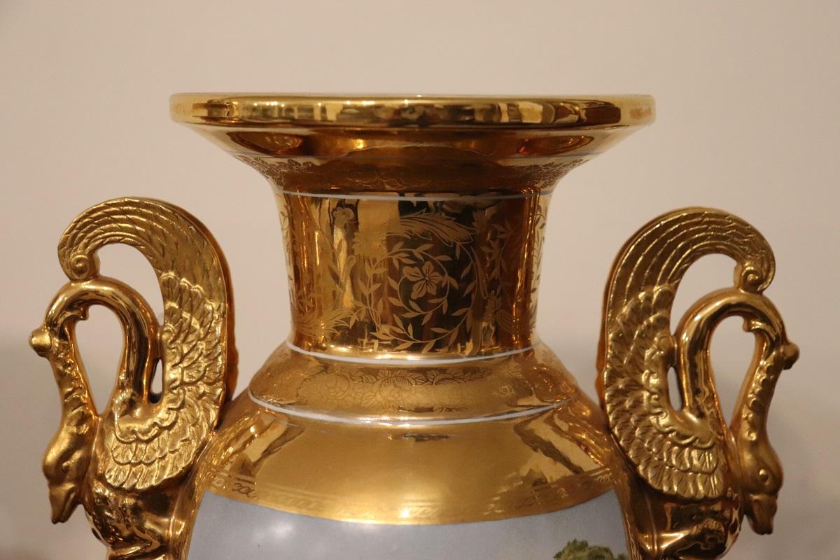 Vases Amphora Empire du 19e siècle en porcelaine dorée avec anses en forme de Swan en vente 2