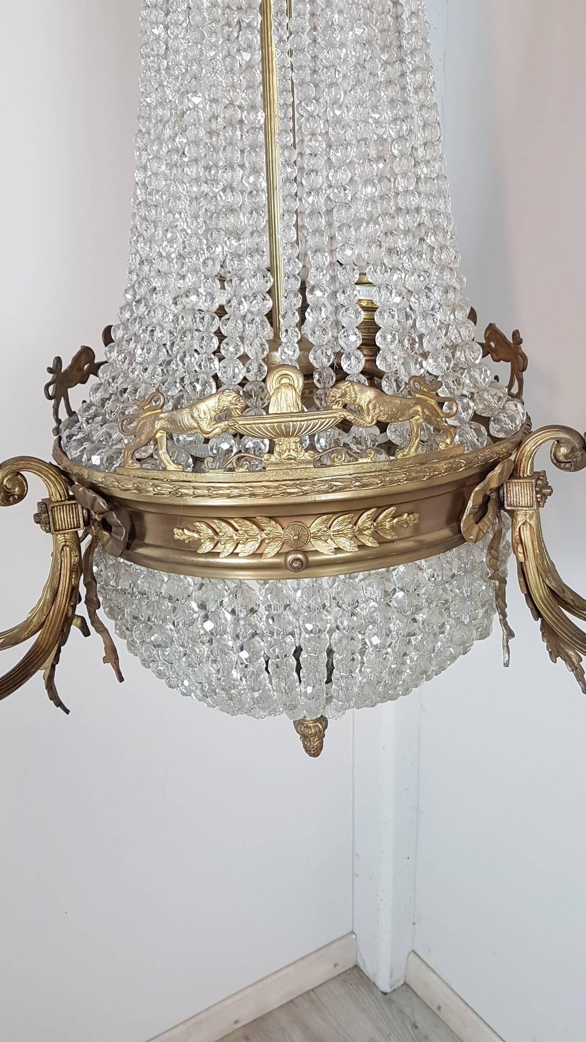 Beautiful and refined French Empire 19th century chandelier nine lights of which six on the outer circumference and three that internally illuminate the stem, called a hot-air balloon for its typical shape. In gilded bronze and completely covered