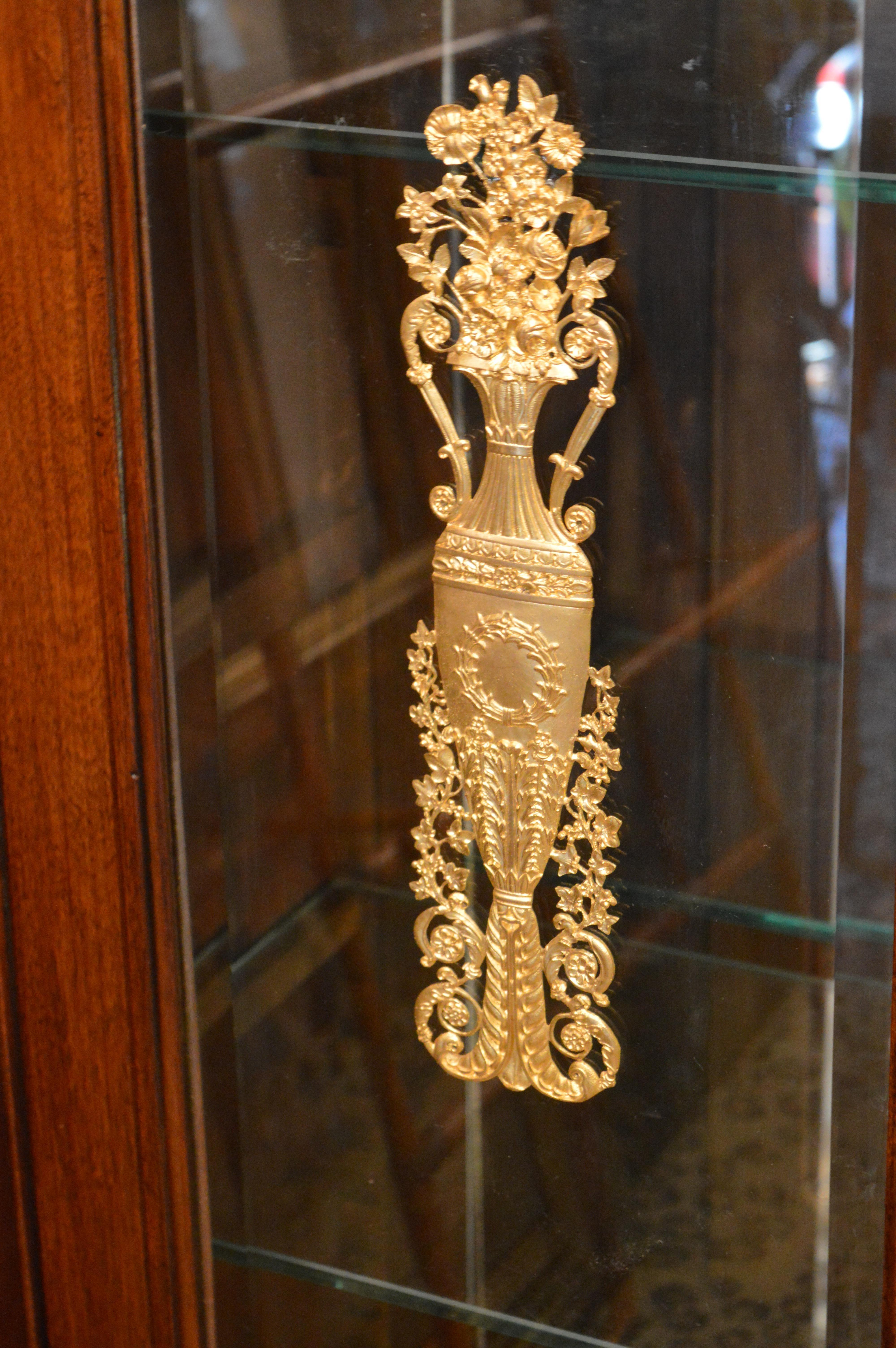 Französischer Empire-Schrank aus dem 19. Jahrhundert. In Mahagoni. Glasböden mit Spiegelrückwand. Vergoldete Bronze.