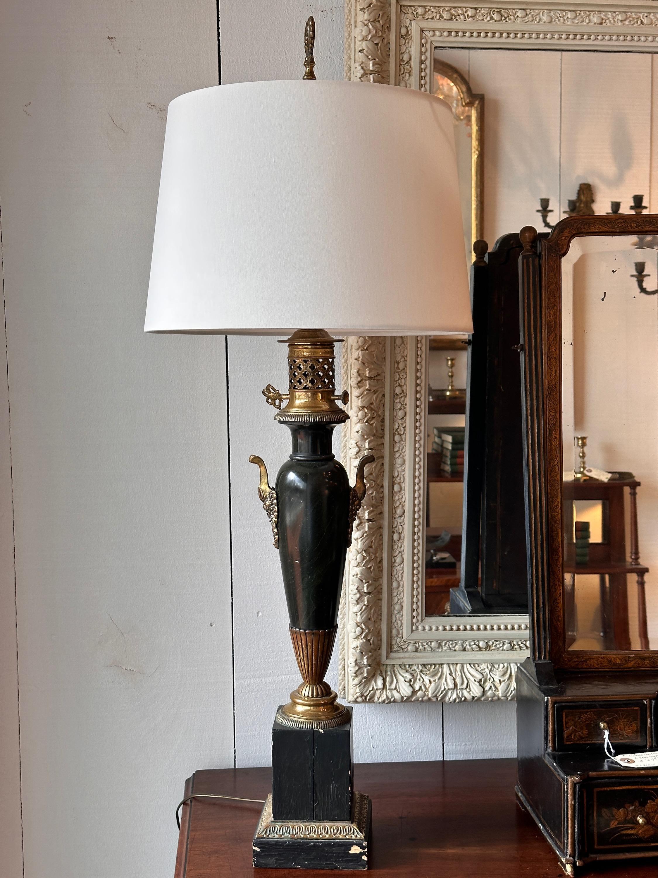 Lampe simple, belles lignes élégantes. Fabriqué au 19e siècle.