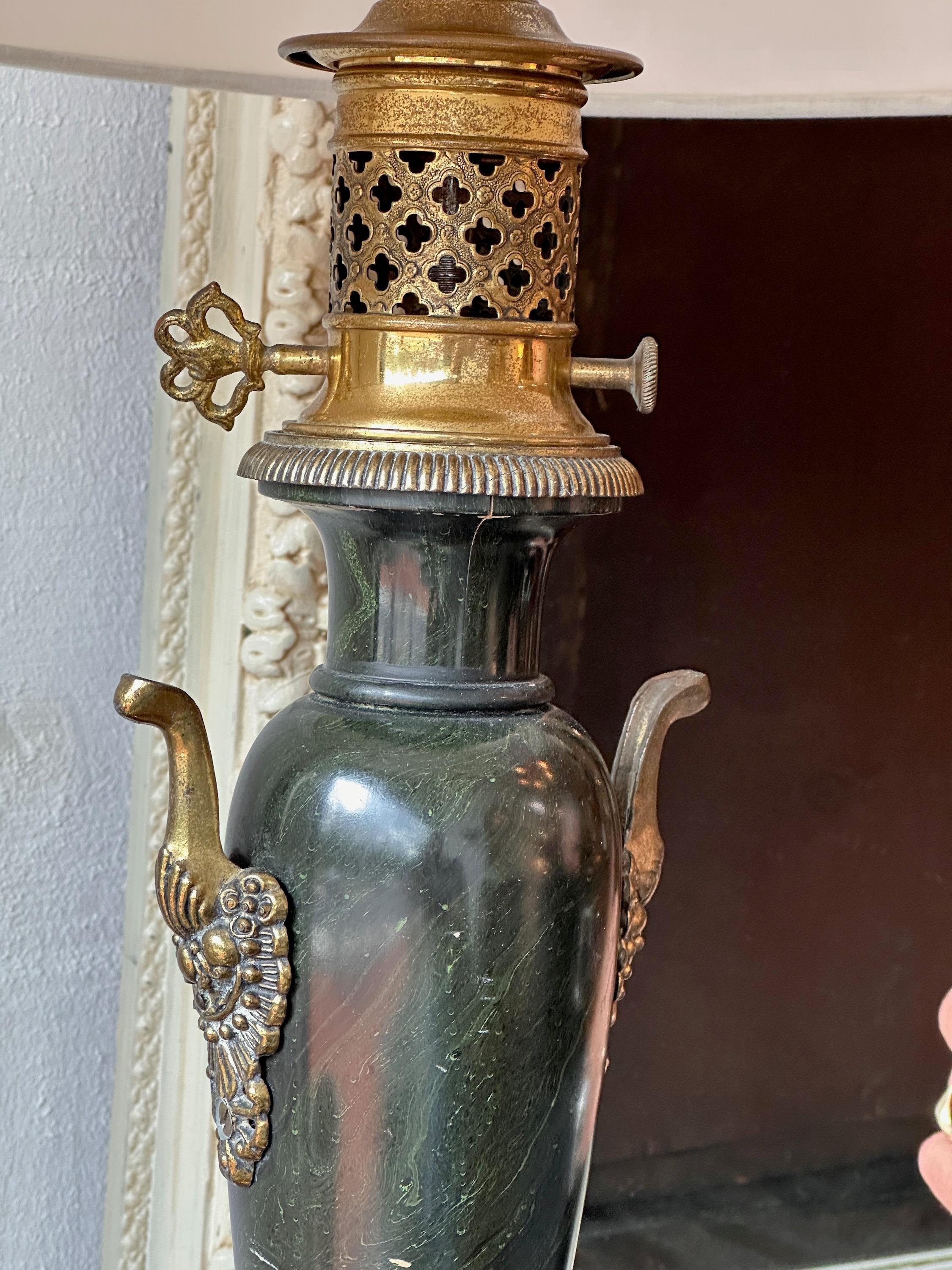 Laiton Lampe Empire en laiton et bois doré du XIXe siècle en vente