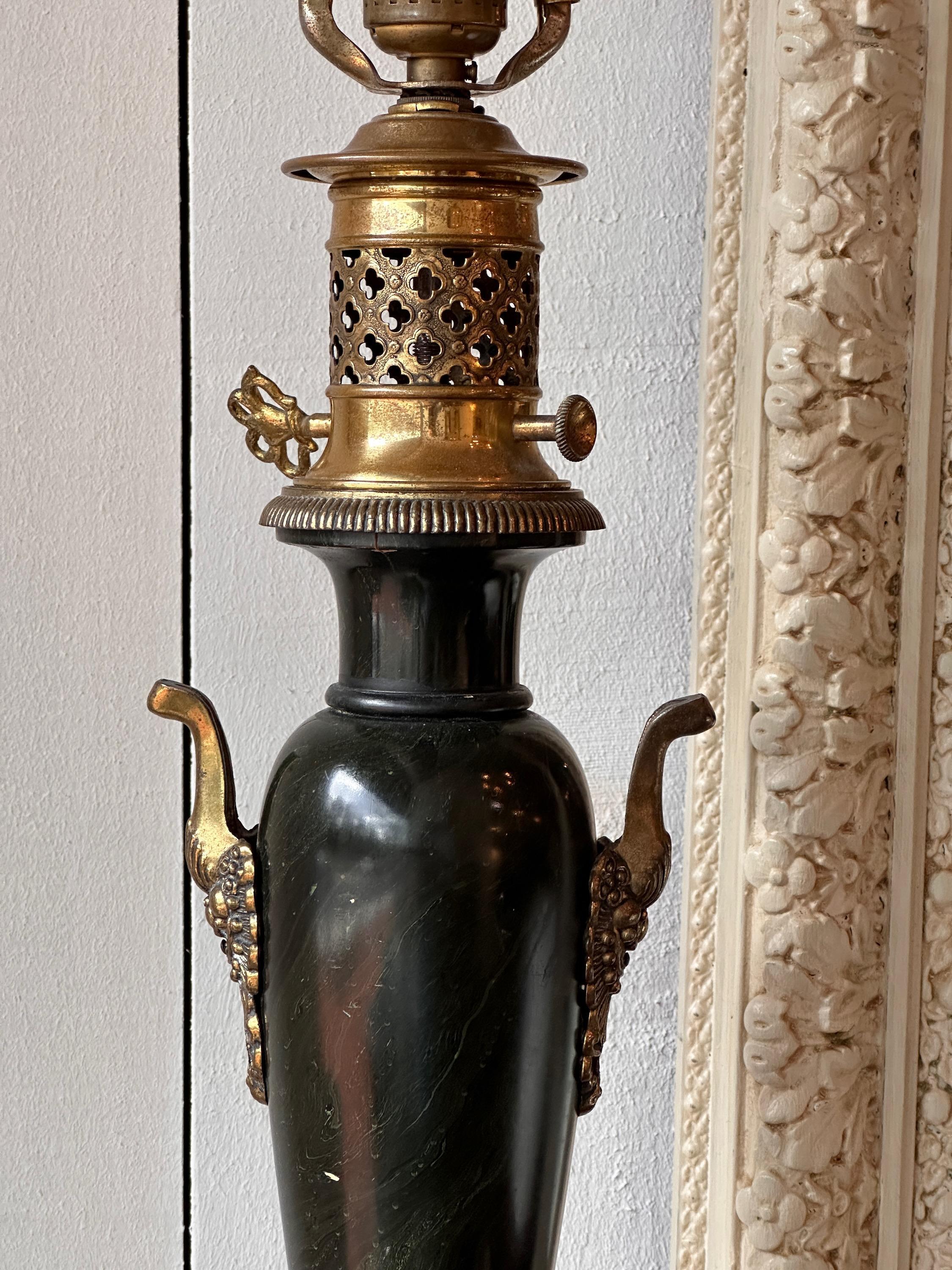 Lampe Empire en laiton et bois doré du XIXe siècle en vente 1