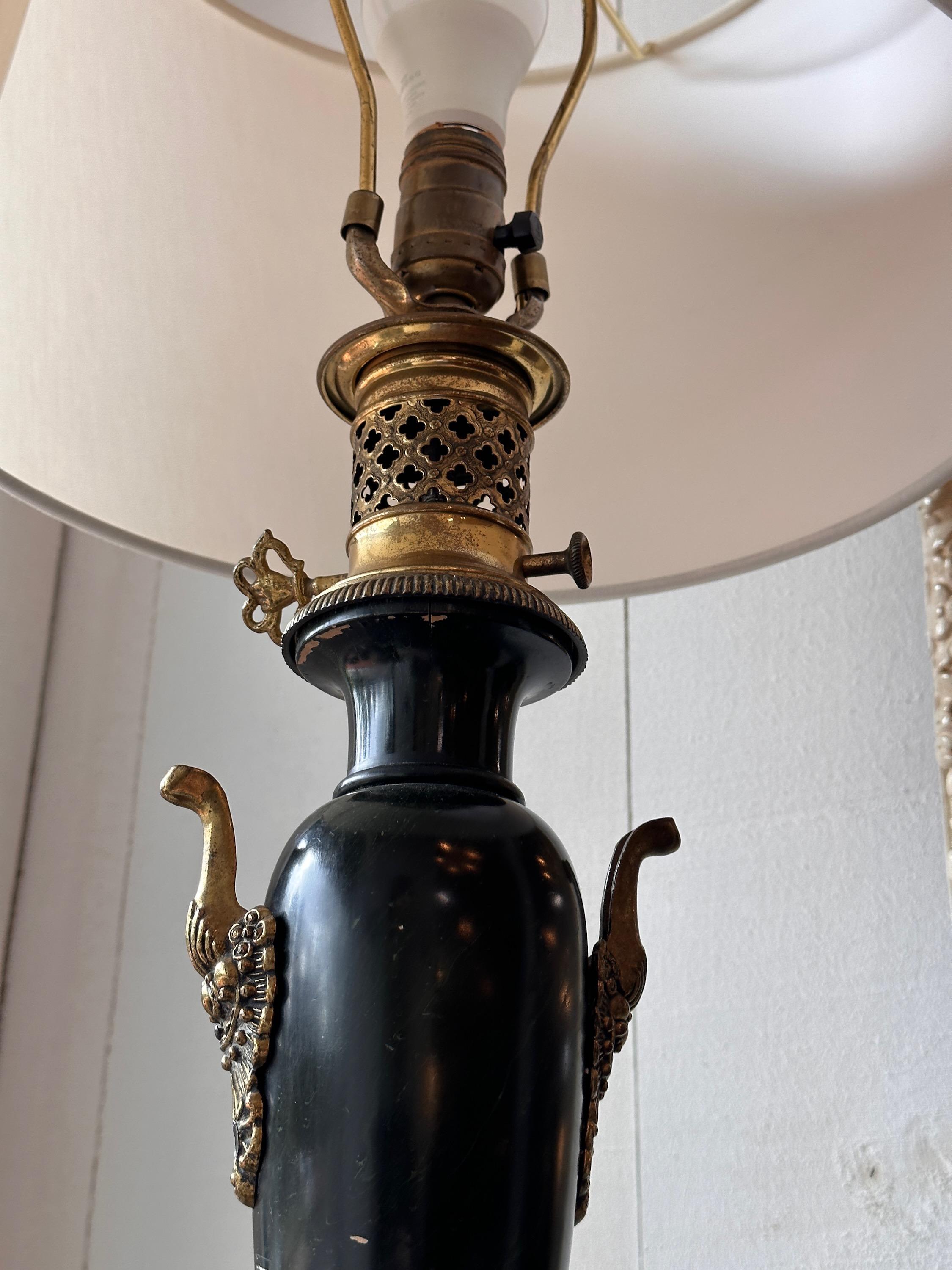 Lampe Empire en laiton et bois doré du XIXe siècle en vente 2