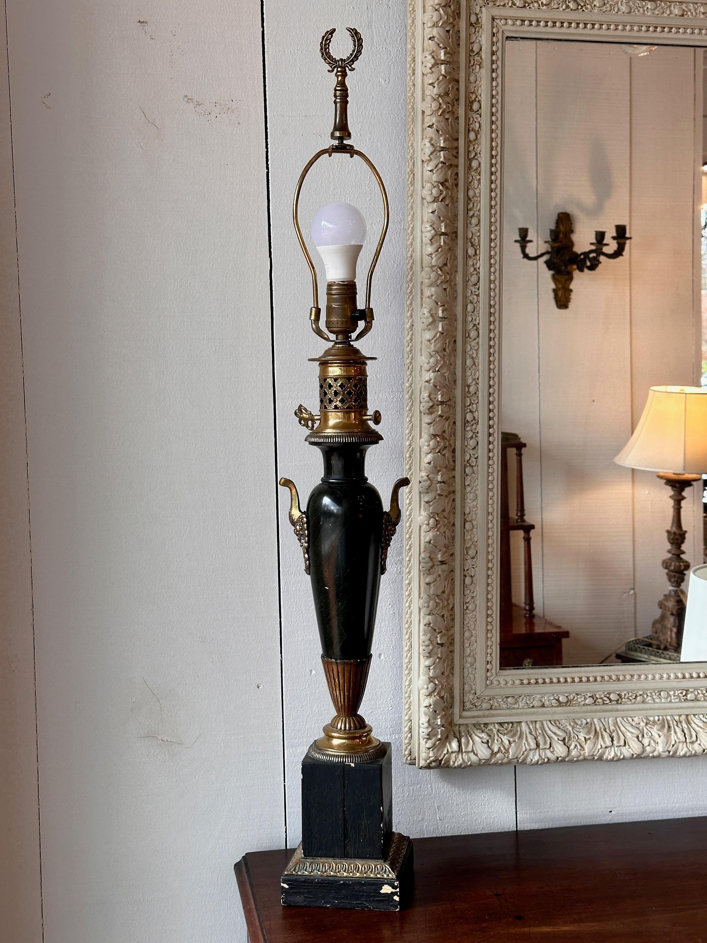 Lampe Empire en laiton et bois doré du XIXe siècle en vente 4