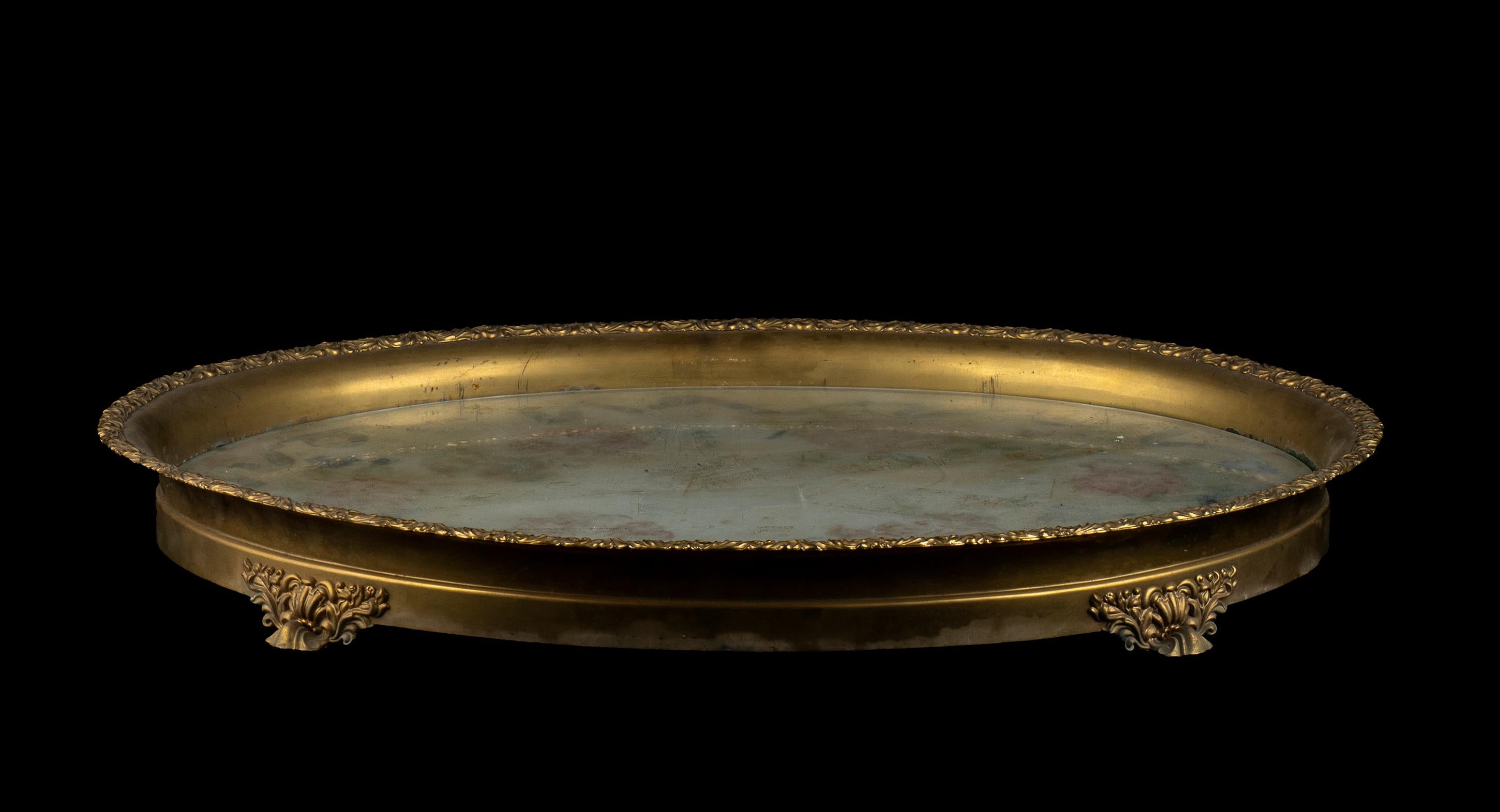 Bronze tray with marble top - France, 19th century
Of oval shape with a perimeter border with plant decorations; the marble top, painted in polychrome with flowers and ribbons, is protected by a glass sheet.
Height x width x depth: 8 x 63 x 47