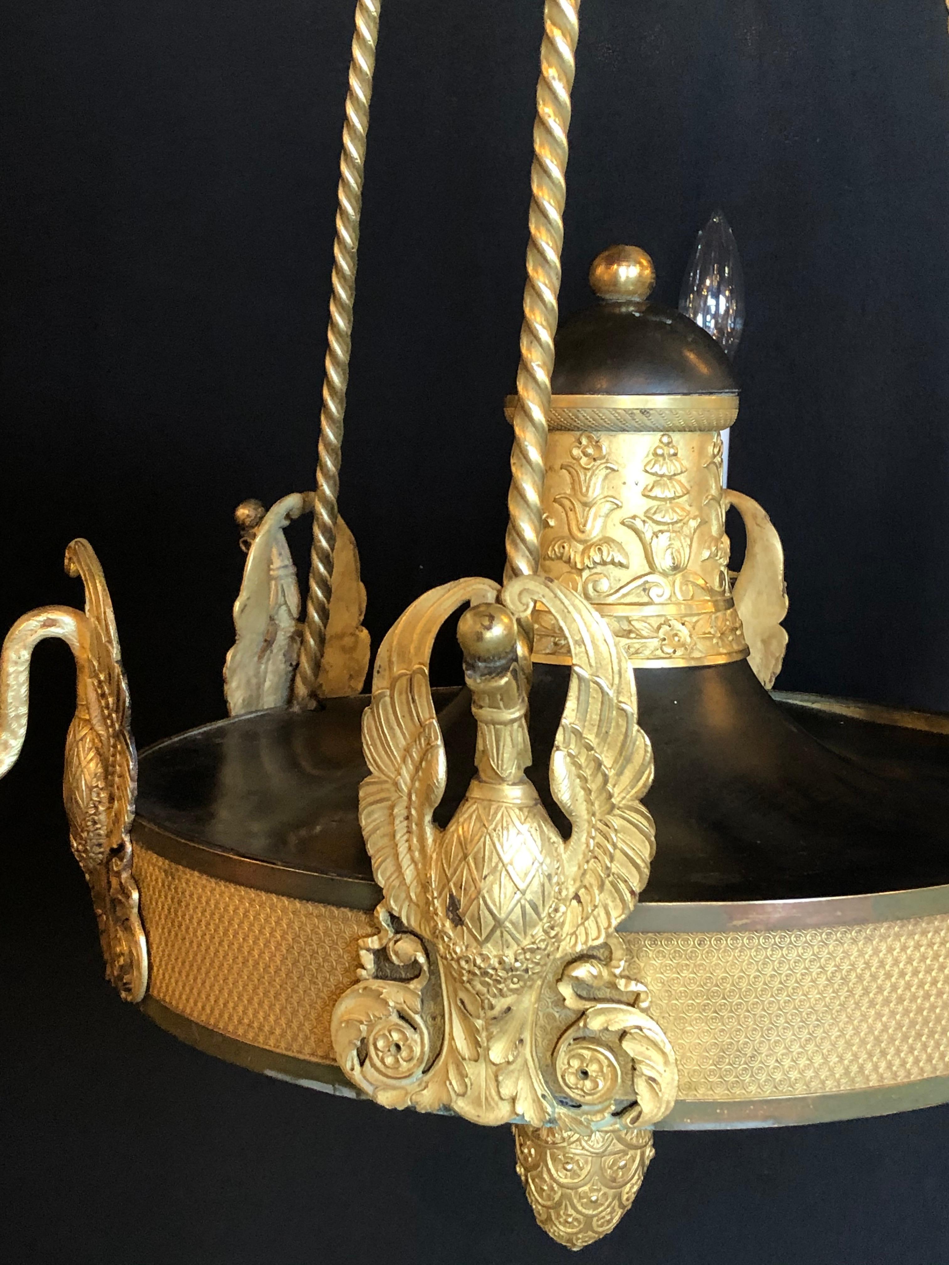 Bronzo Lampadario Impero del XIX secolo con bracci a figura intera di cigno in vendita