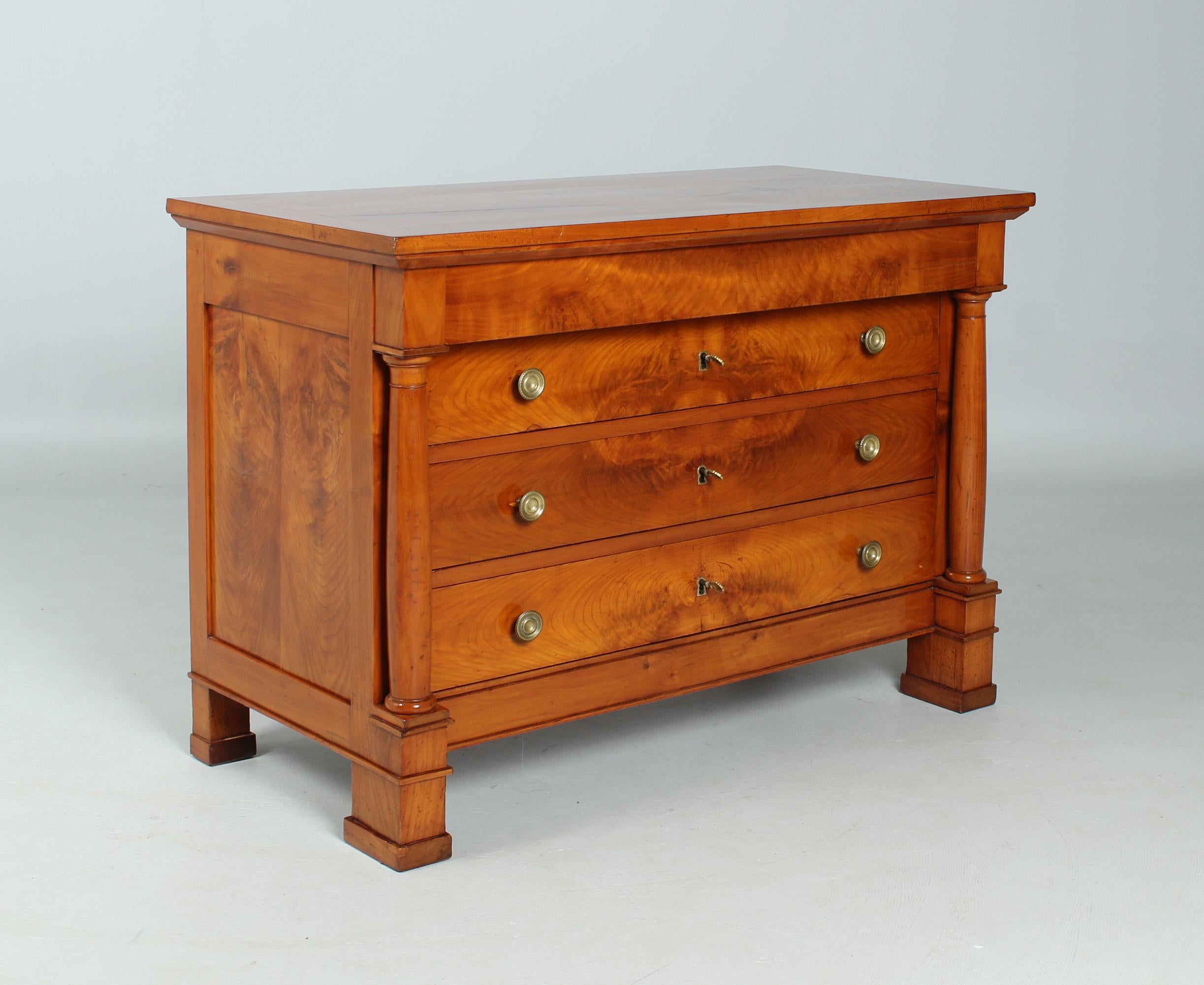 Antique cherry wood chest of drawers with columns

France
Cherry tree
around 1830

Dimensions: H x W x D: 90 x 124 x 62 cm

Description:
Antique French cherry veneered chest of drawers with neatly laid grain pattern.

The four drawers stand on