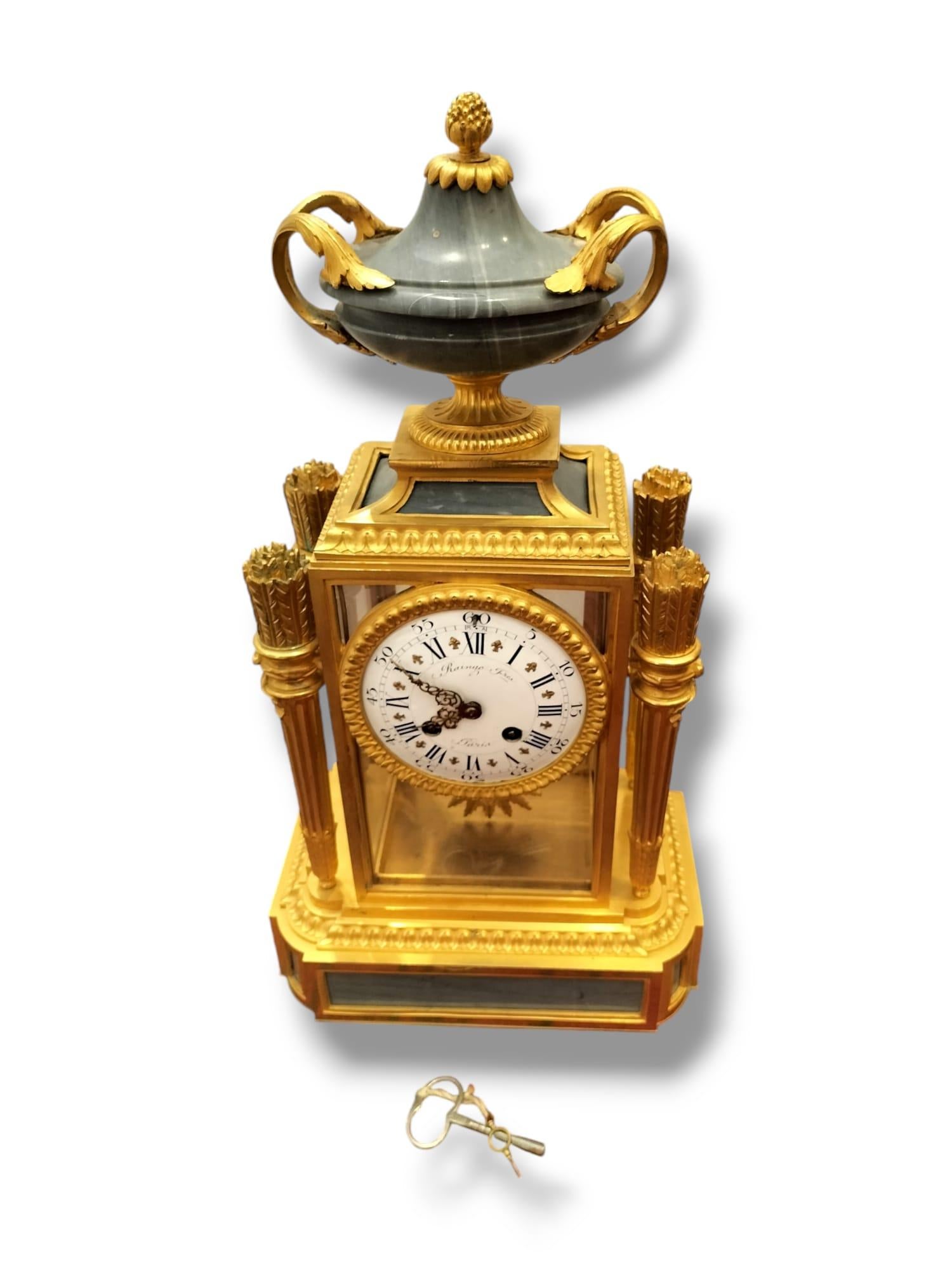 Français Pendule en bronze doré et marbre bleu Turquin, Raingo Frères, XIXe siècle.