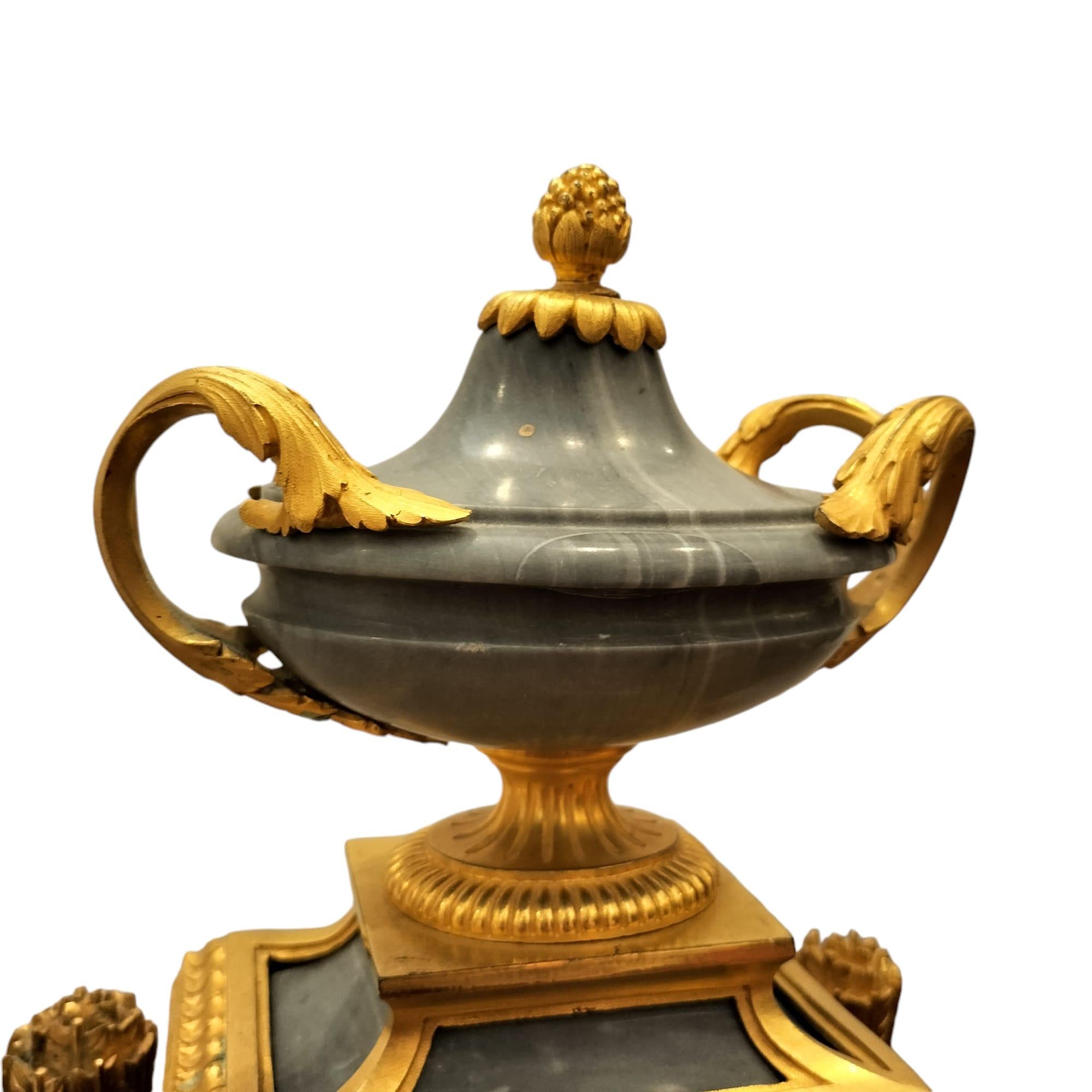 Doré Pendule en bronze doré et marbre bleu Turquin, Raingo Frères, XIXe siècle.