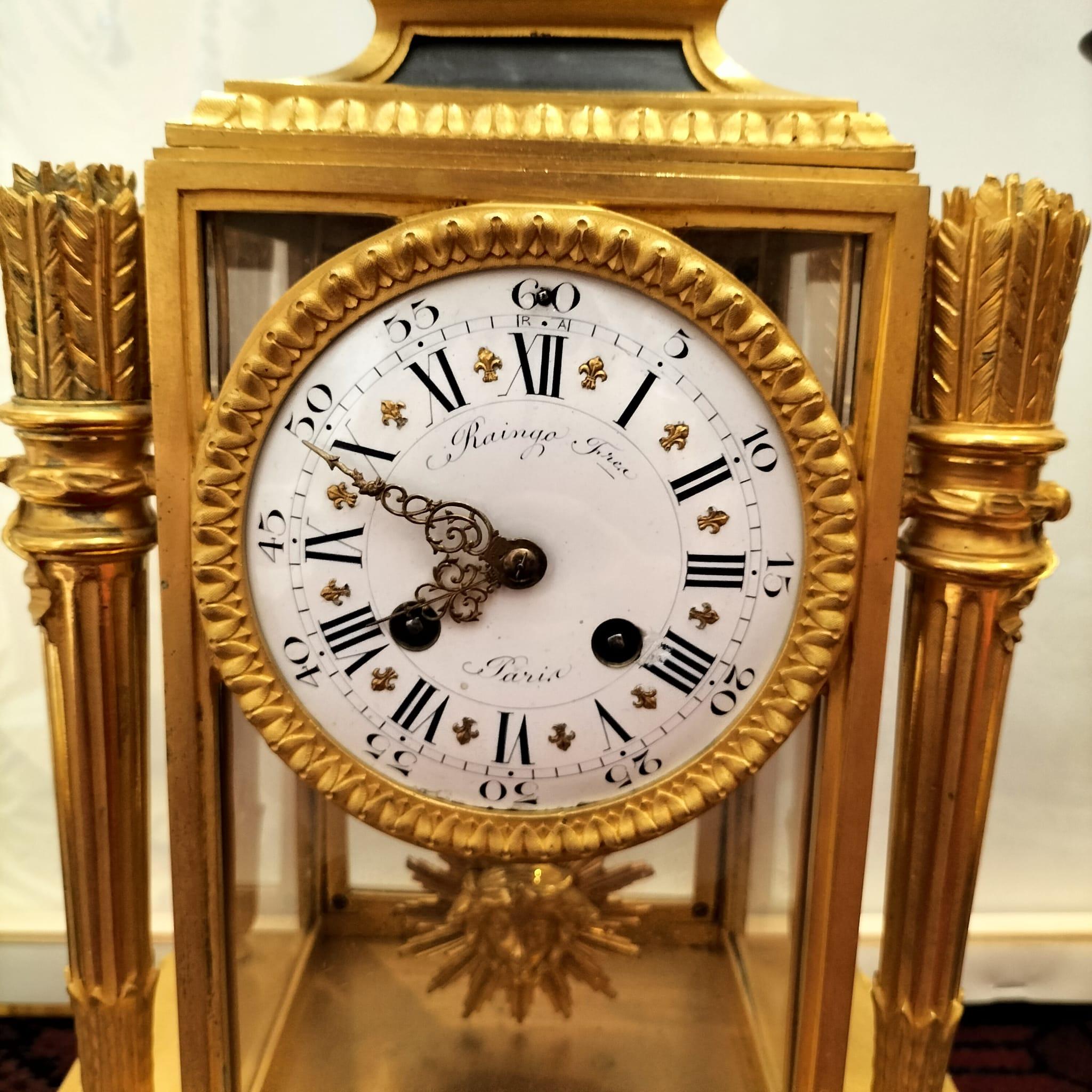 Pendule en bronze doré et marbre bleu Turquin, Raingo Frères, XIXe siècle. Bon état à NICE, FR