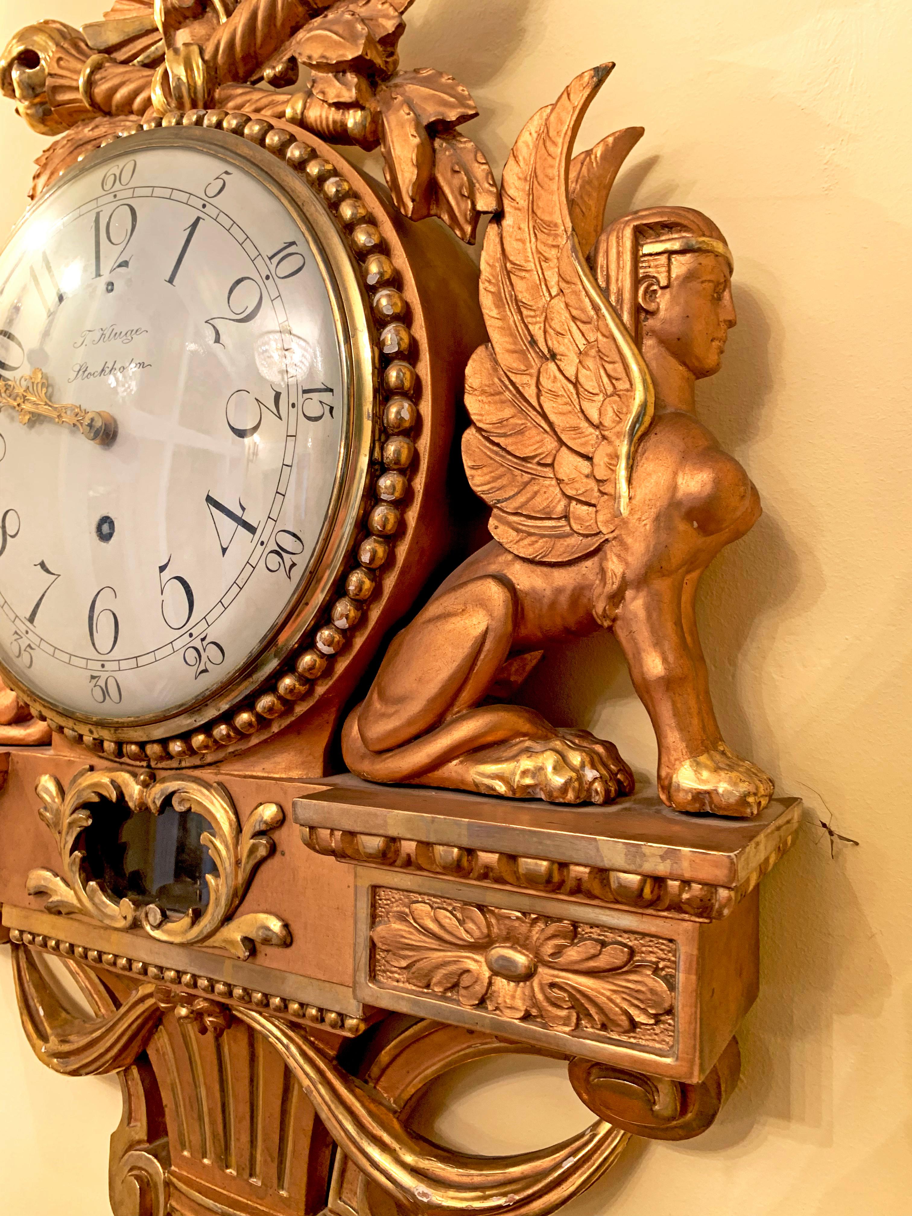 Empire-Uhr aus dem 19. Jahrhundert, Gold T Kluge Stockholm, mit Sphinxen auf jeder Seite (Vergoldet) im Angebot