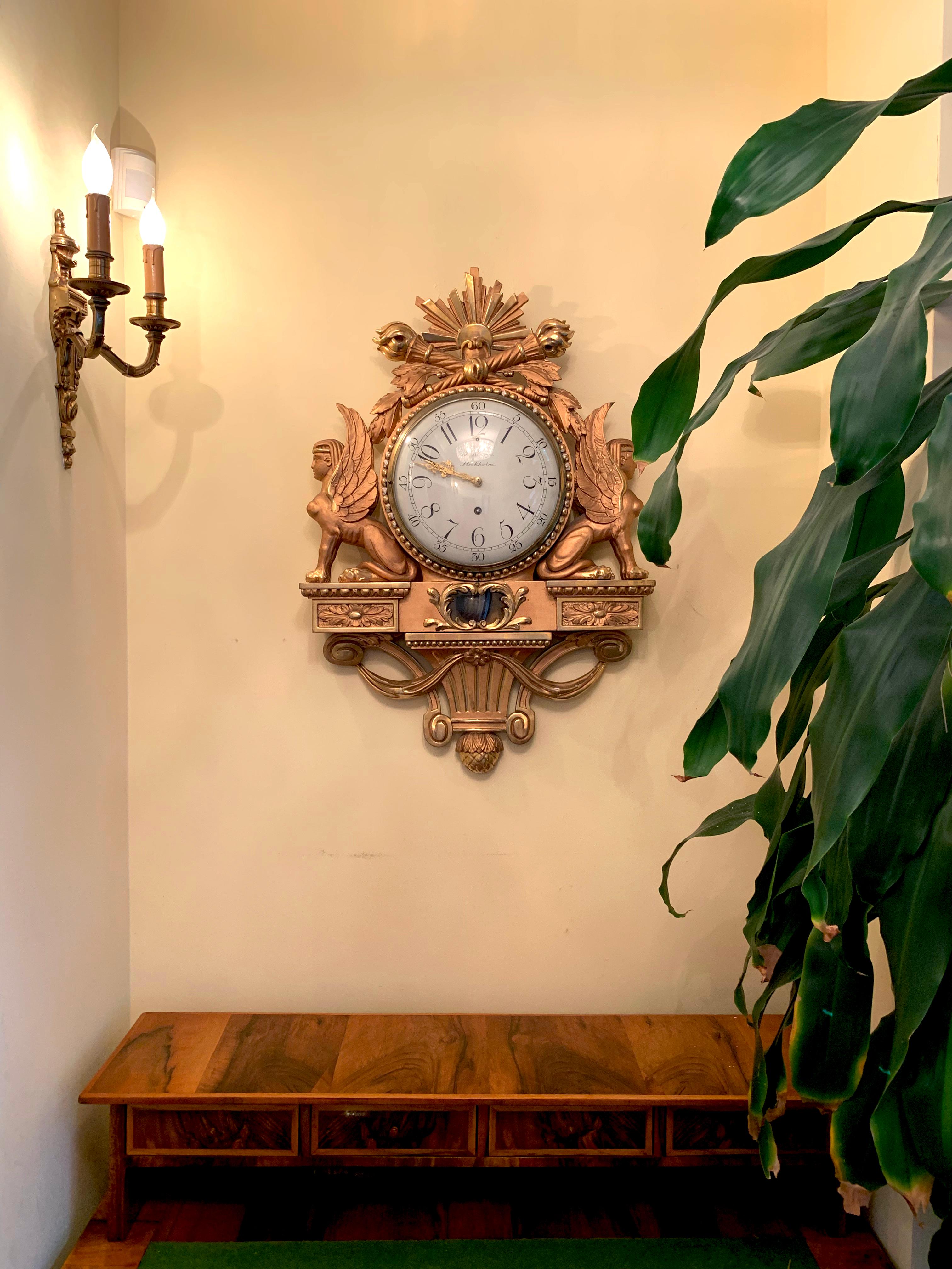 Empire-Uhr aus dem 19. Jahrhundert, Gold T Kluge Stockholm, mit Sphinxen auf jeder Seite (Holz) im Angebot