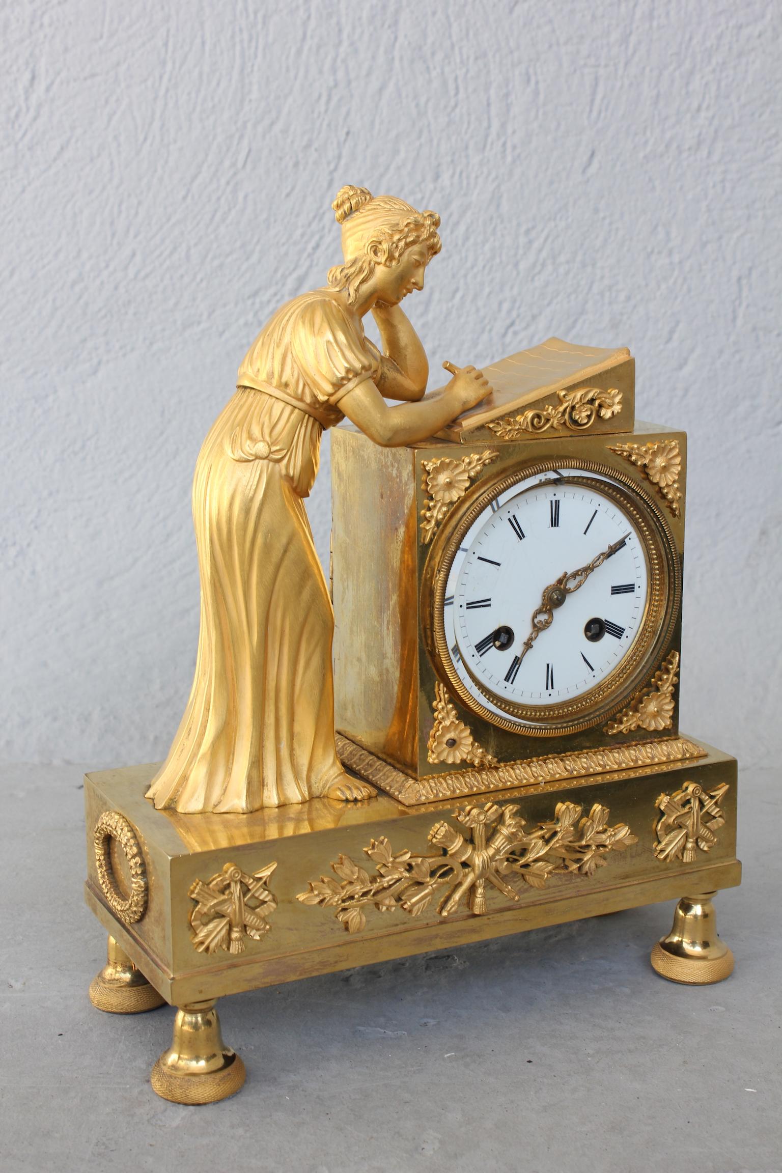 19th century clock representing a woman writing.
Complete and functional movement.
Dimension: Height 30cm, width 23cm, depth 10cm.