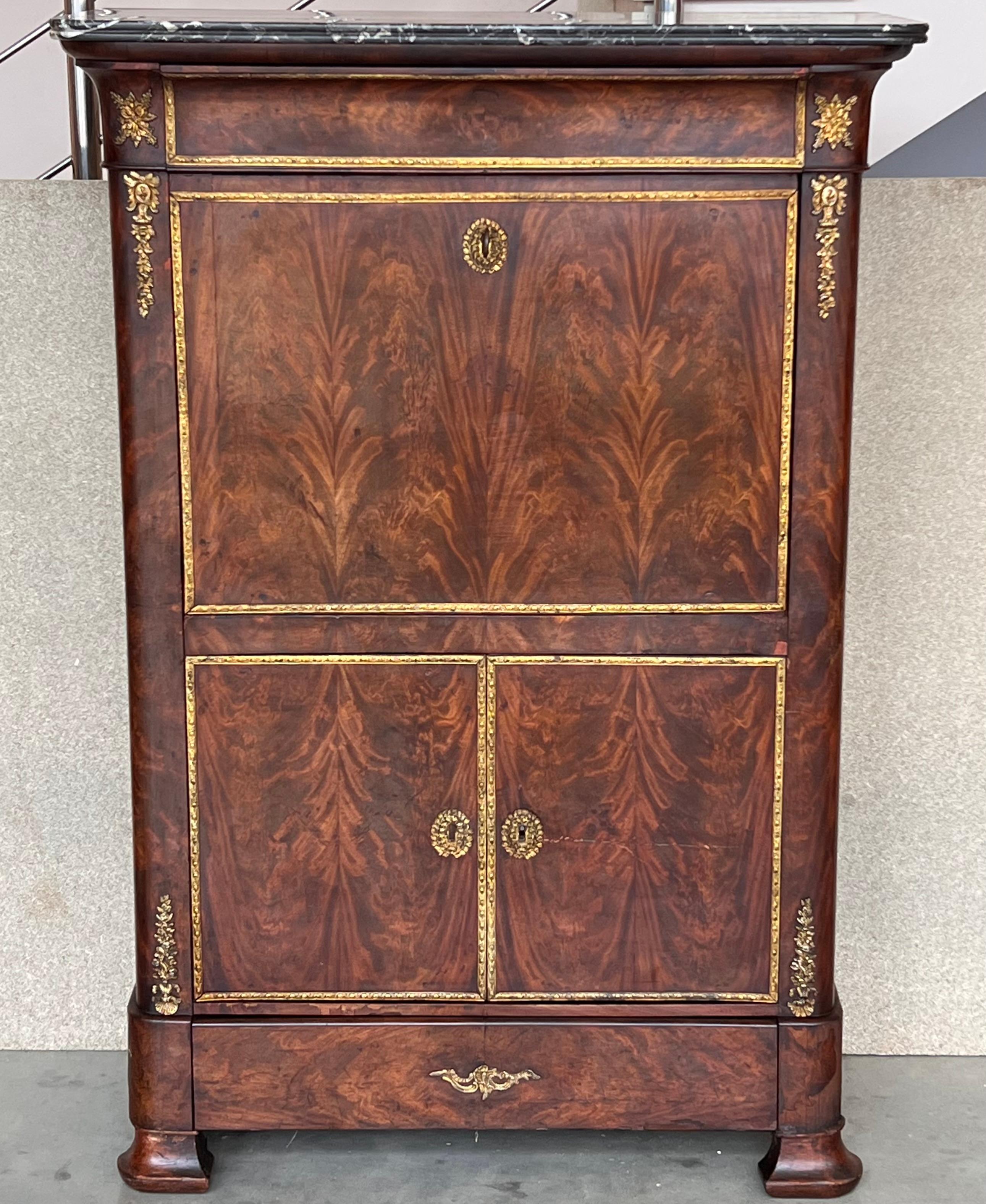 Secretaire a abattant, France circa 1820, Biedermeier period. The outside with fall front and two drawers flanked by two ebonized columns shows a beautiful oak veneer design. The wood veneered inside opens to a central compartment flanked by six