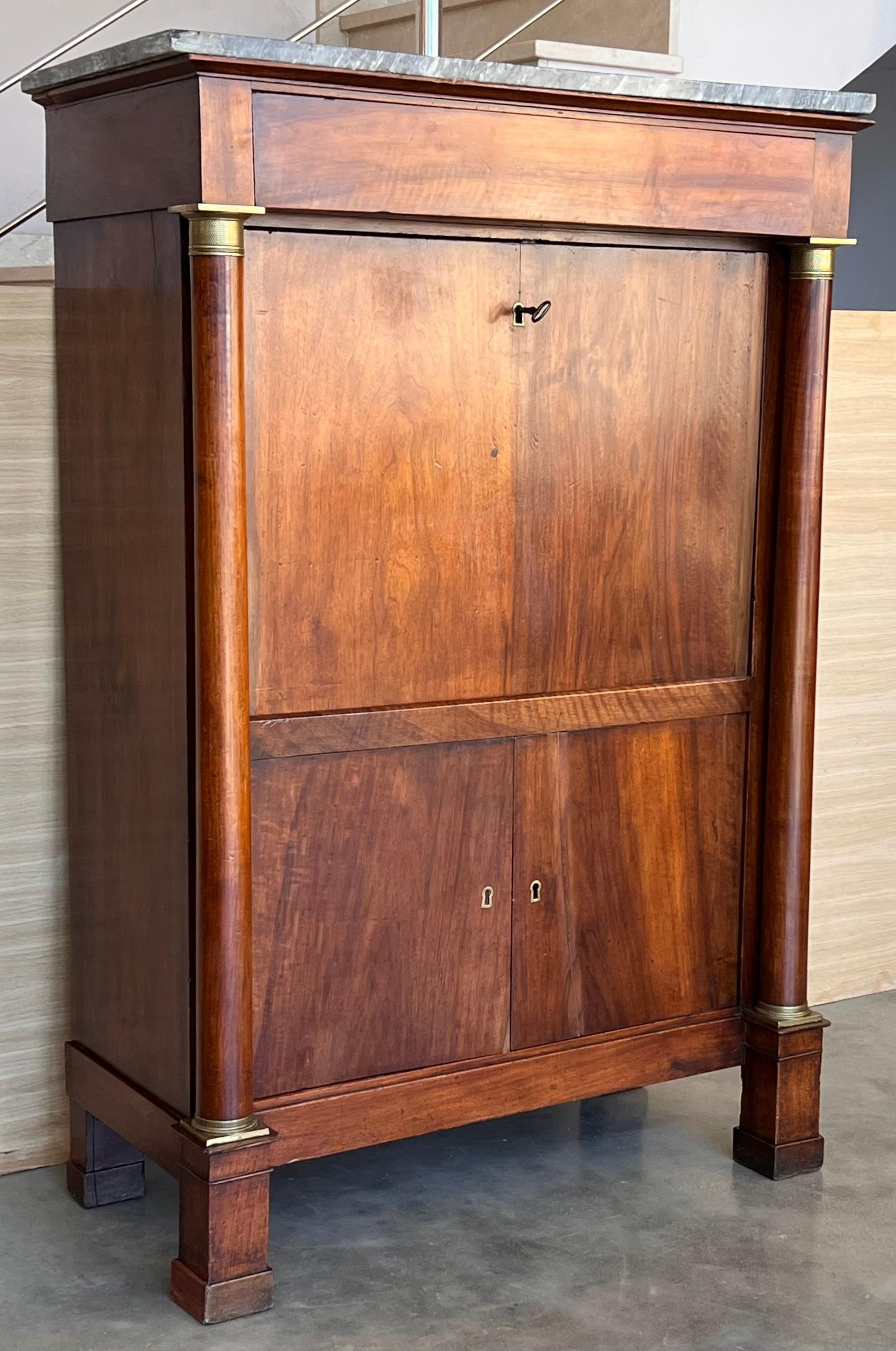 Secretaire a abattant, Frankreich um 1820, Biedermeier. Die Außenseite mit Sturzfront und zwei Schubladen, flankiert von zwei ebonisierten Säulen, zeigt ein schönes Eichenfurnierdesign. Das holzfurnierte Innere öffnet sich zu einem zentralen Fach,