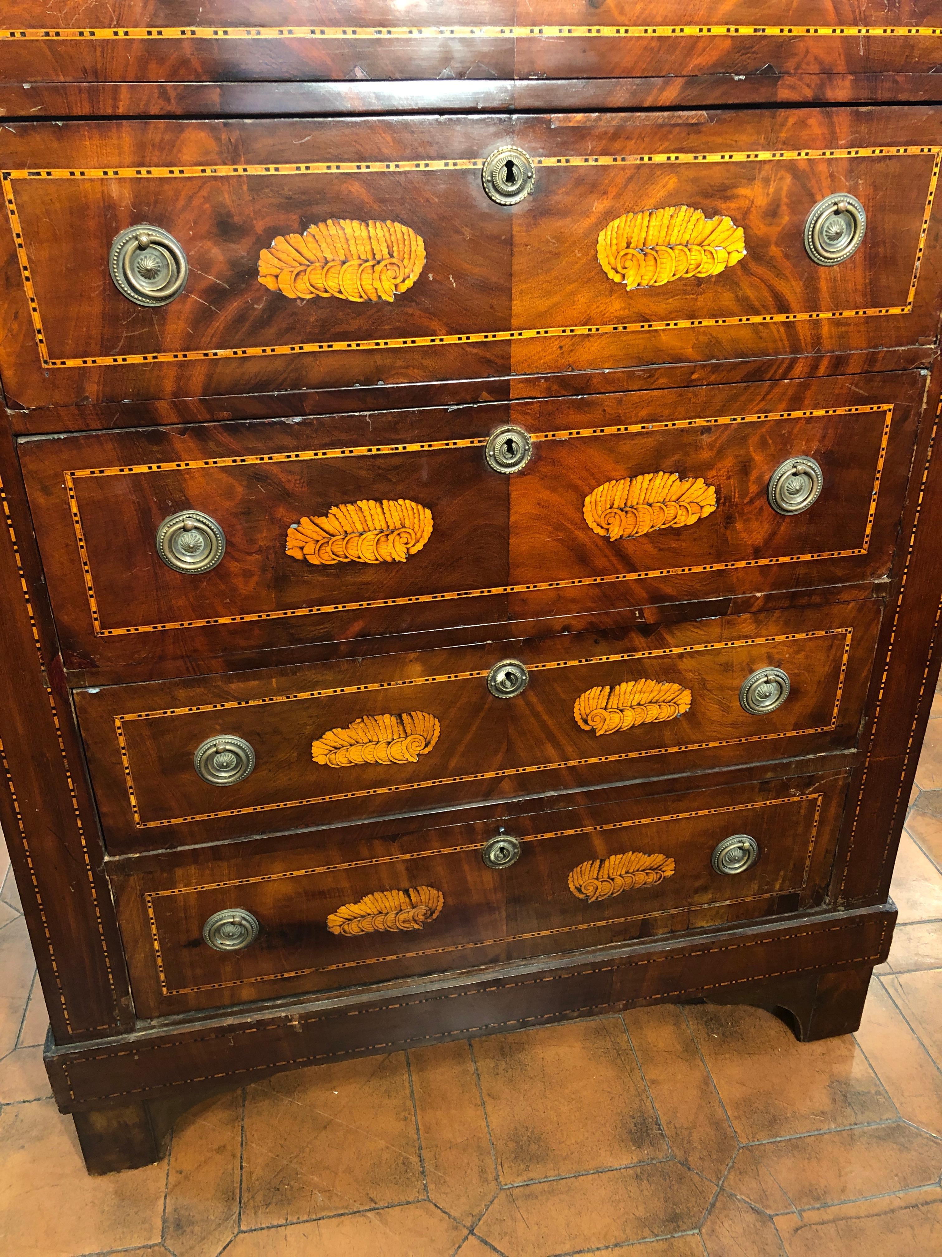  Dutch Chest of drawers, full Empire era, first half of the 19th century, in mahogany and inlaid with wood of fruit.
In good condition, it needs restoration. Beautiful proportions, slender and shallow.