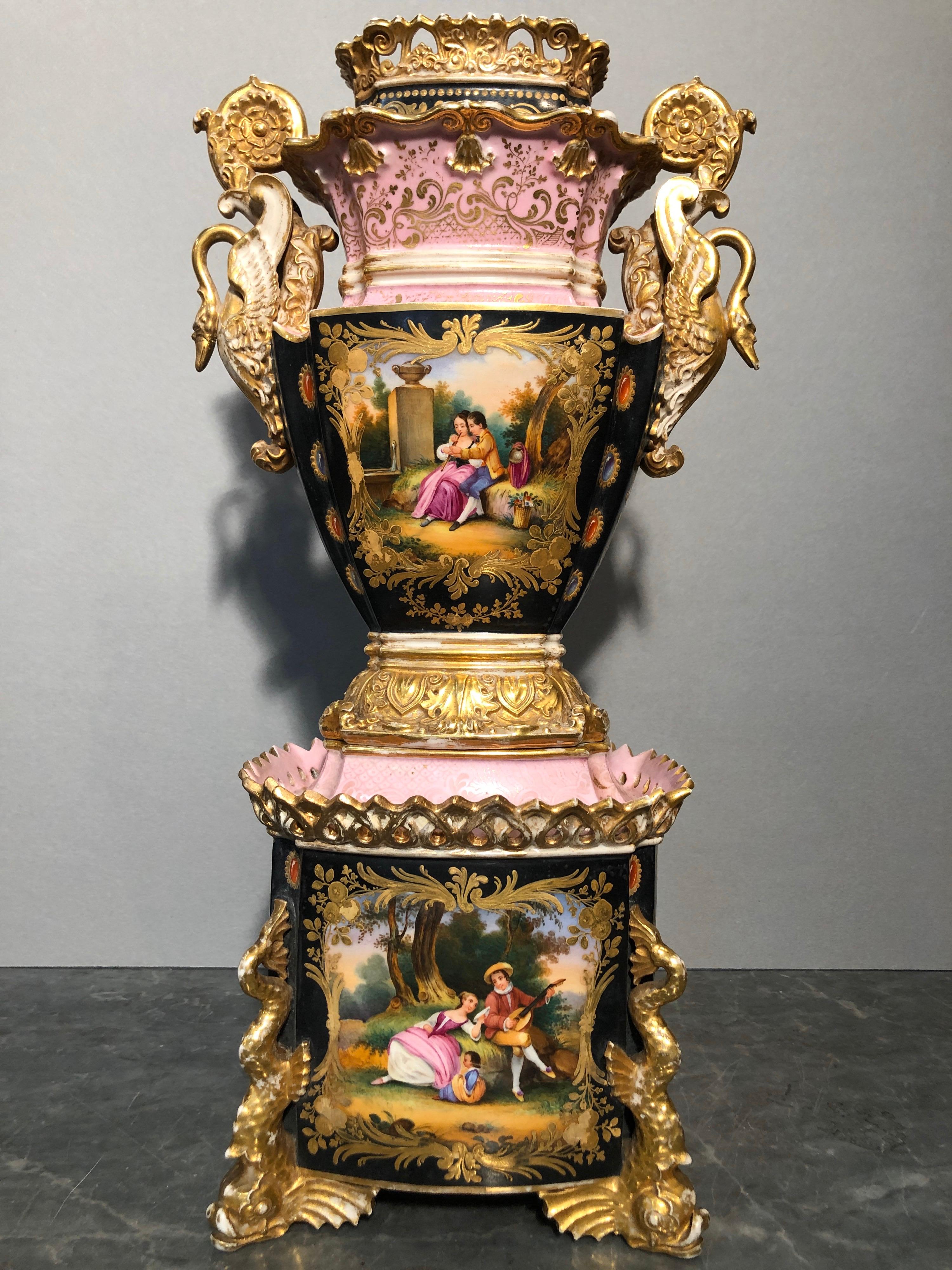 France vase, signé sous la base rectangulaire J.P.
Jacob Petit : Paris, Belleville (France). Jacob Petit y a produit de la porcelaine à partir de 1790 environ. Les produits ont été très appréciés et présentent un style individuel. Mais la