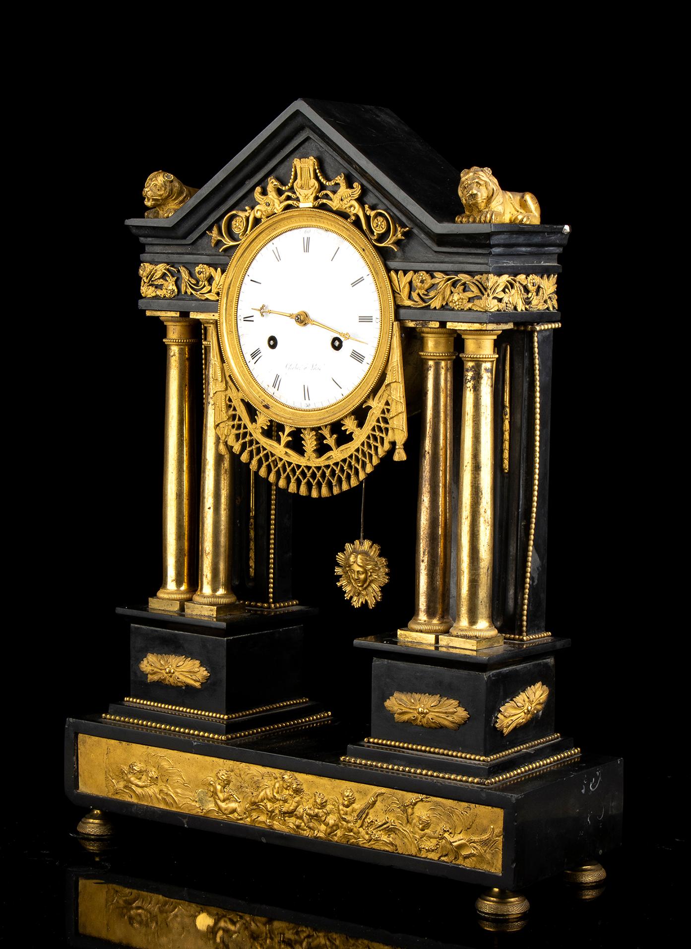 Bronze and marble mantle clock - France, Paris 18th century, signed GREBER
Black marble temple case with gilt bronze lions. Circular dial with Roman numerals signed 