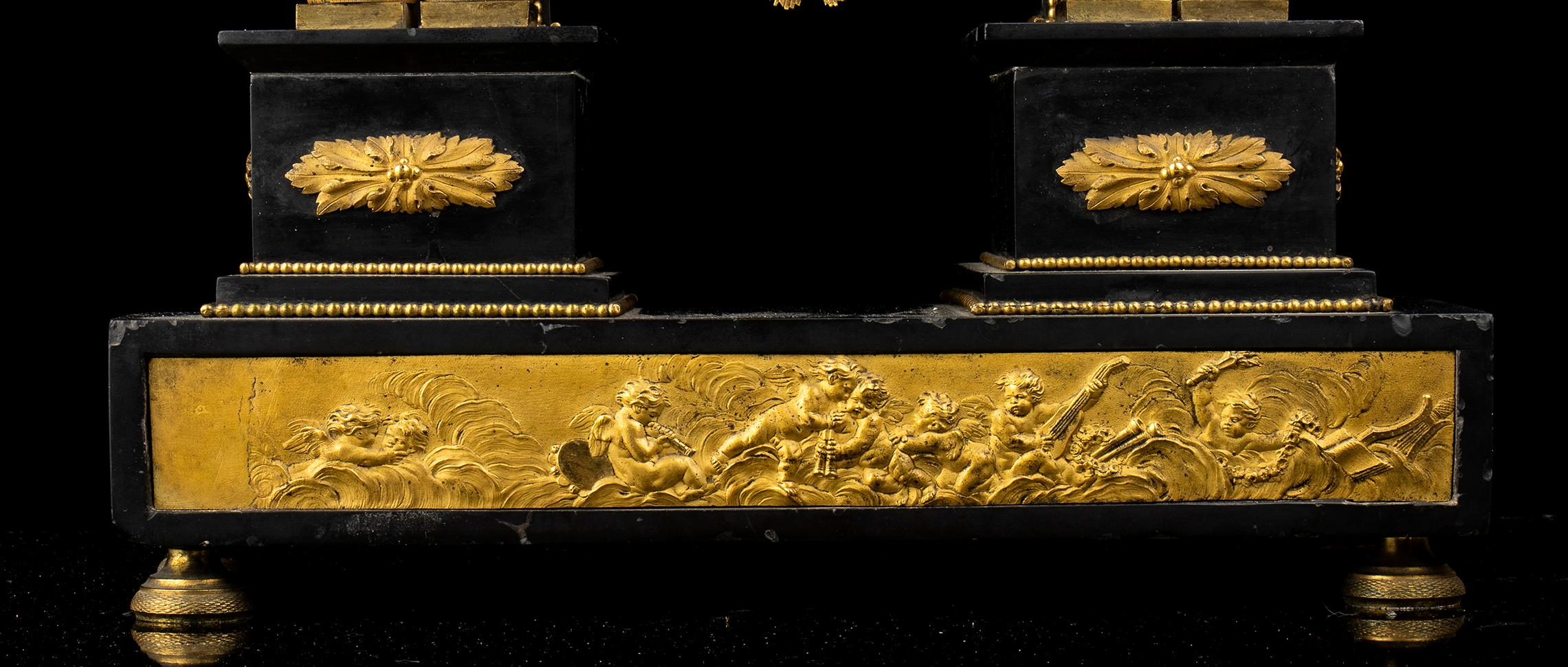 Französische Empire-Kaminuhr aus schwarzem Marmor und Bronze aus dem 19. Jahrhundert im Zustand „Gut“ im Angebot in Roma, RM