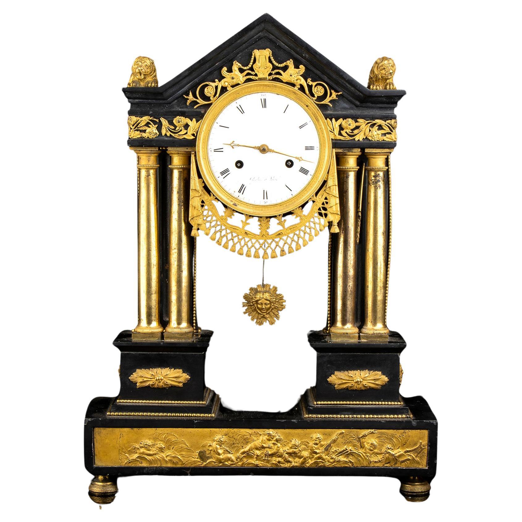 Horloge de cheminée Empire française du 19e siècle en marbre noir et bronze