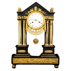 Horloge de cheminée Empire française du 19e siècle en marbre noir et bronze