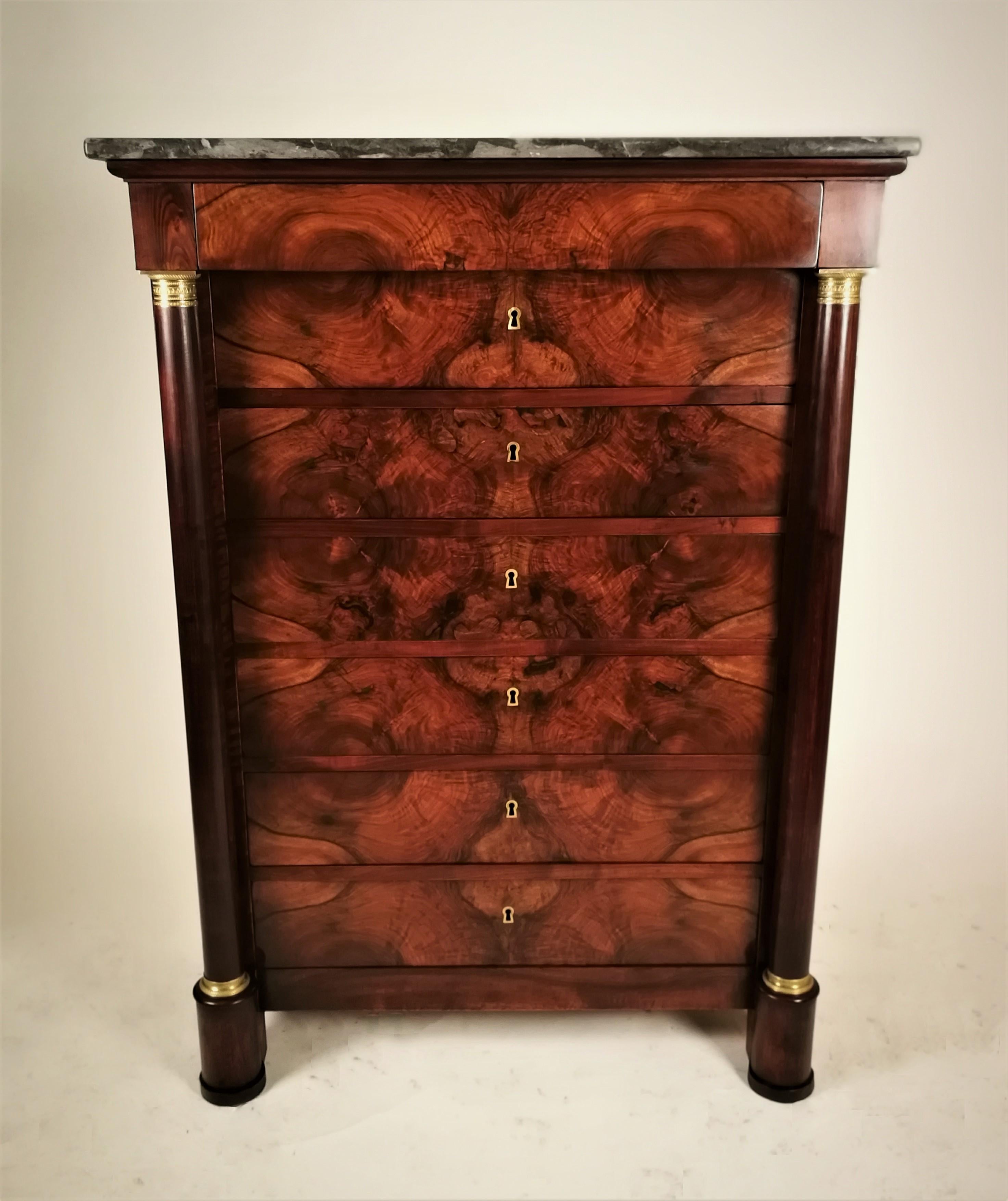 19th century, French walnut chest of drawers.
On the top, it has a veined gray marble. 
Cabinet with beautiful proportions with drawers in walnut briar. 
On the sides, there are two columns embellished with gilded bronze capitals. 
Restored and