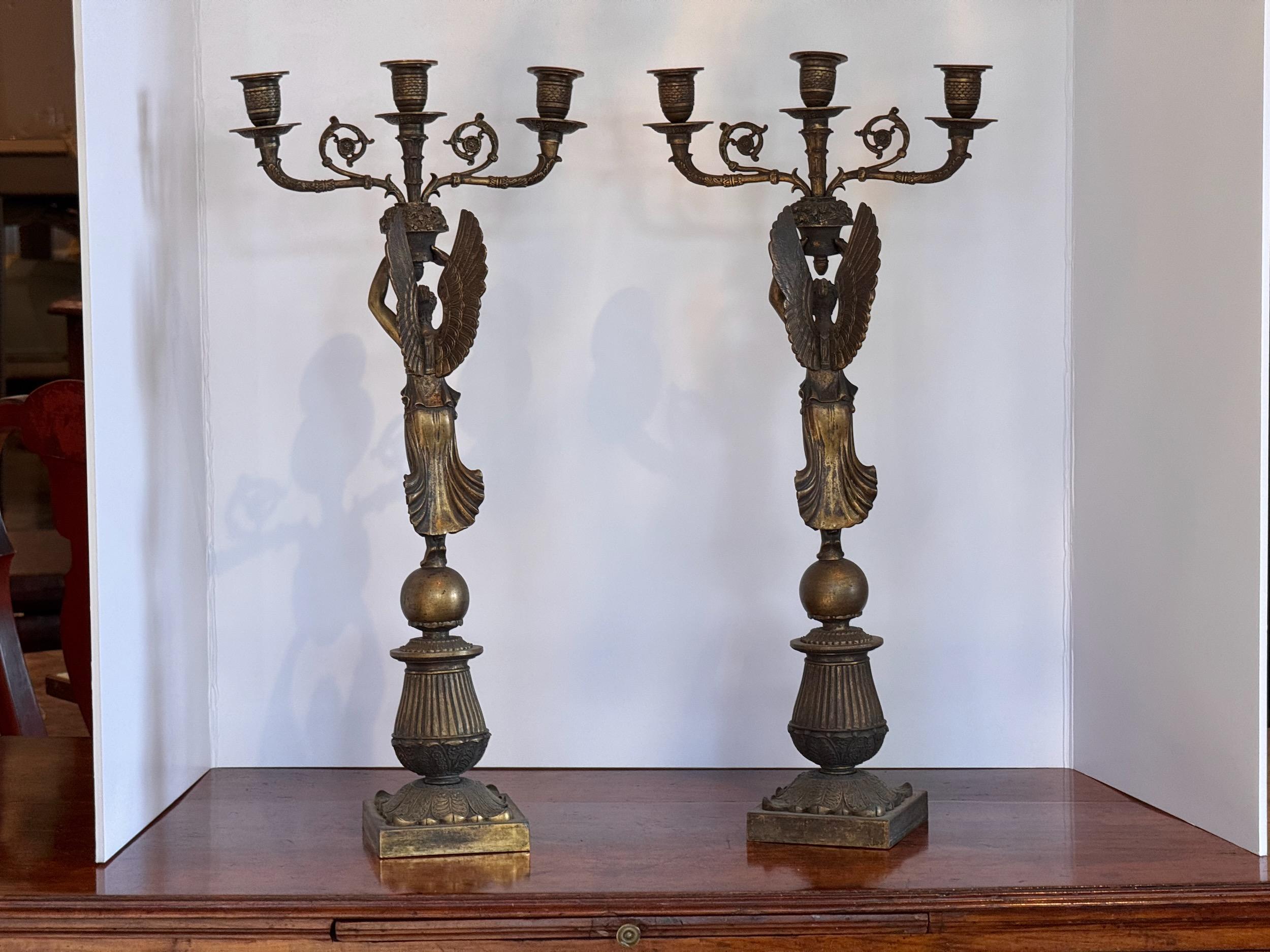 Candelabri in bronzo dorato Impero del XIX secolo - una coppia in vendita 5