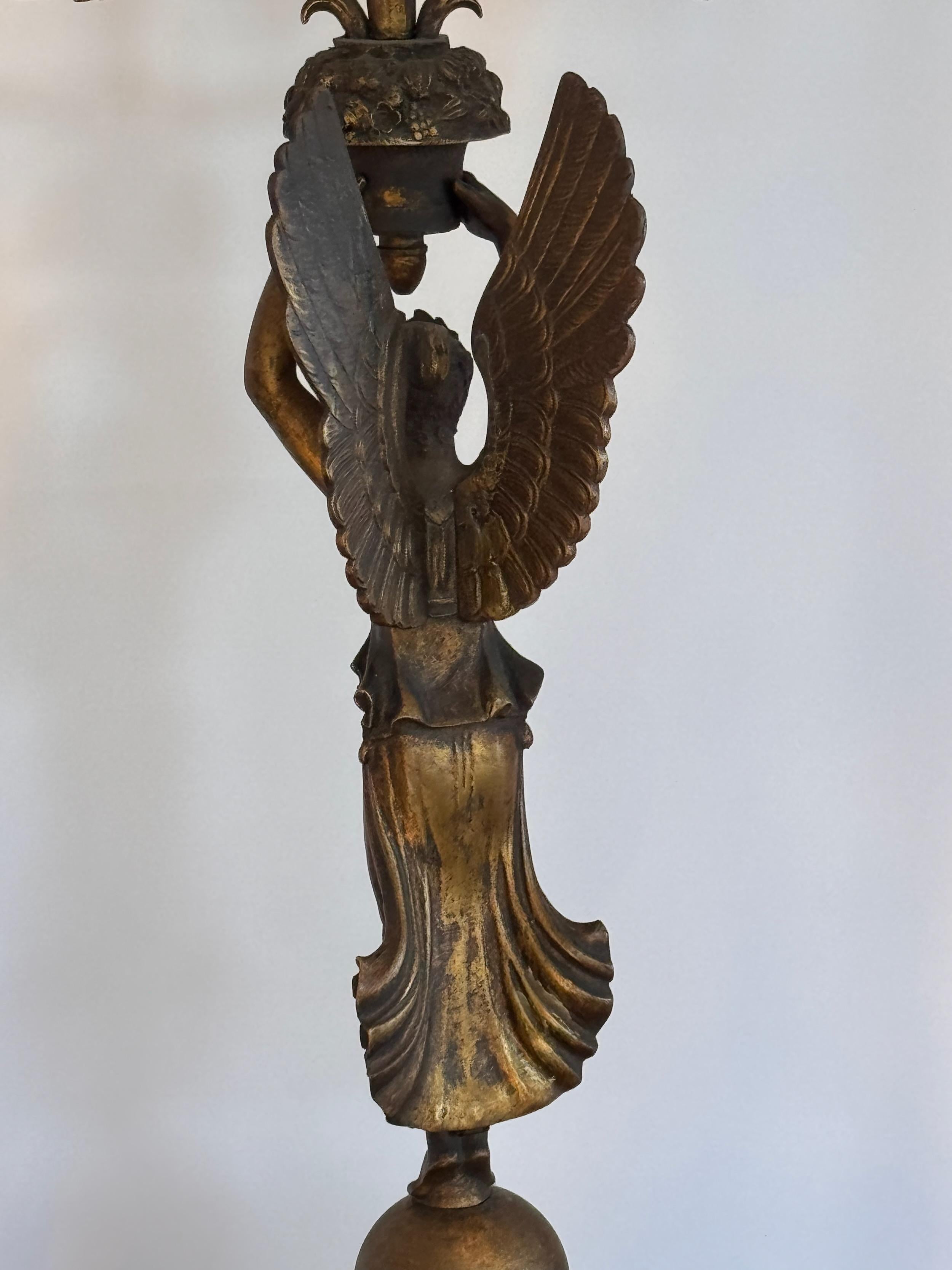 Candelabri in bronzo dorato Impero del XIX secolo - una coppia in vendita 6