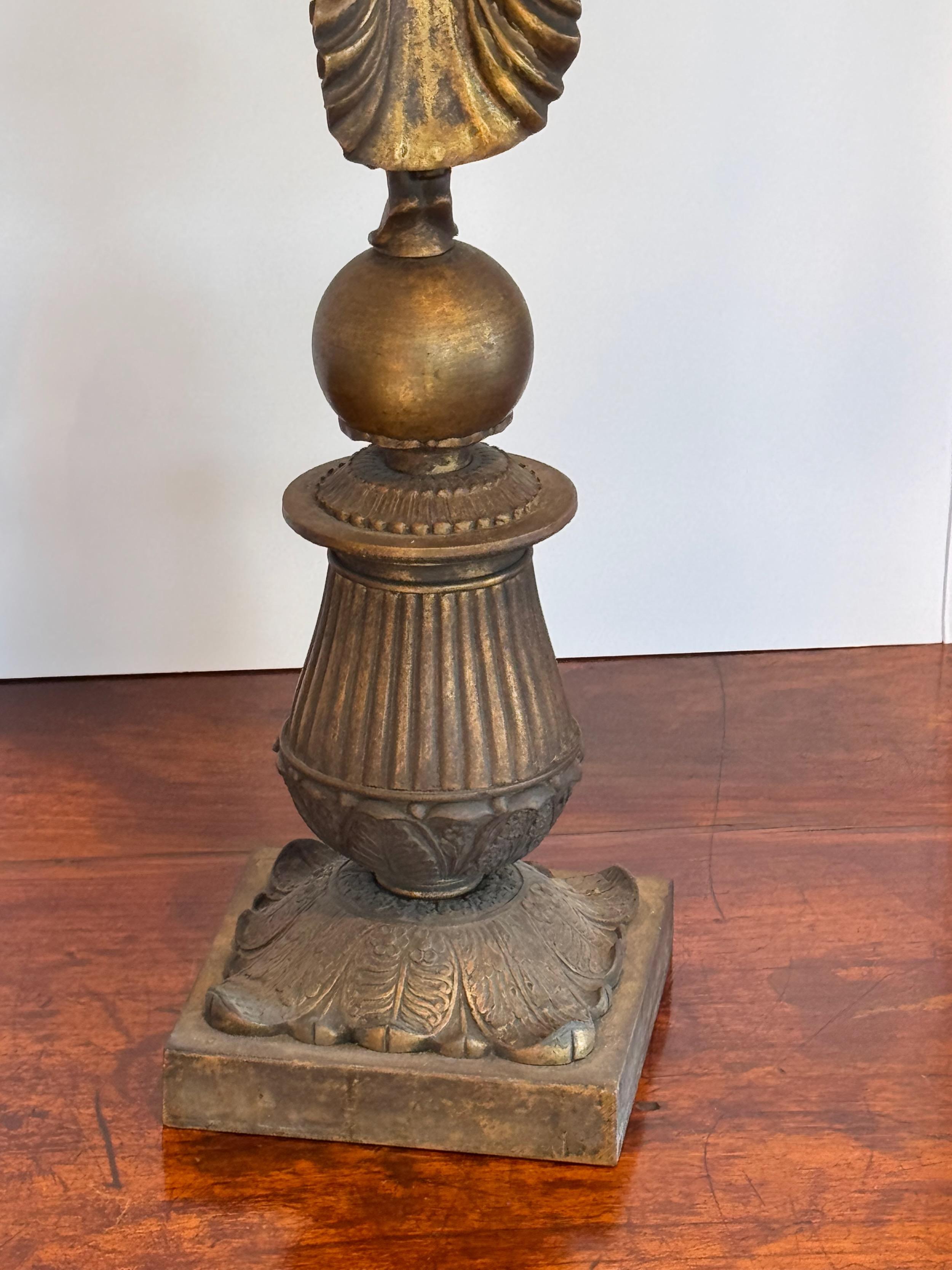Candelabri in bronzo dorato Impero del XIX secolo - una coppia in vendita 7