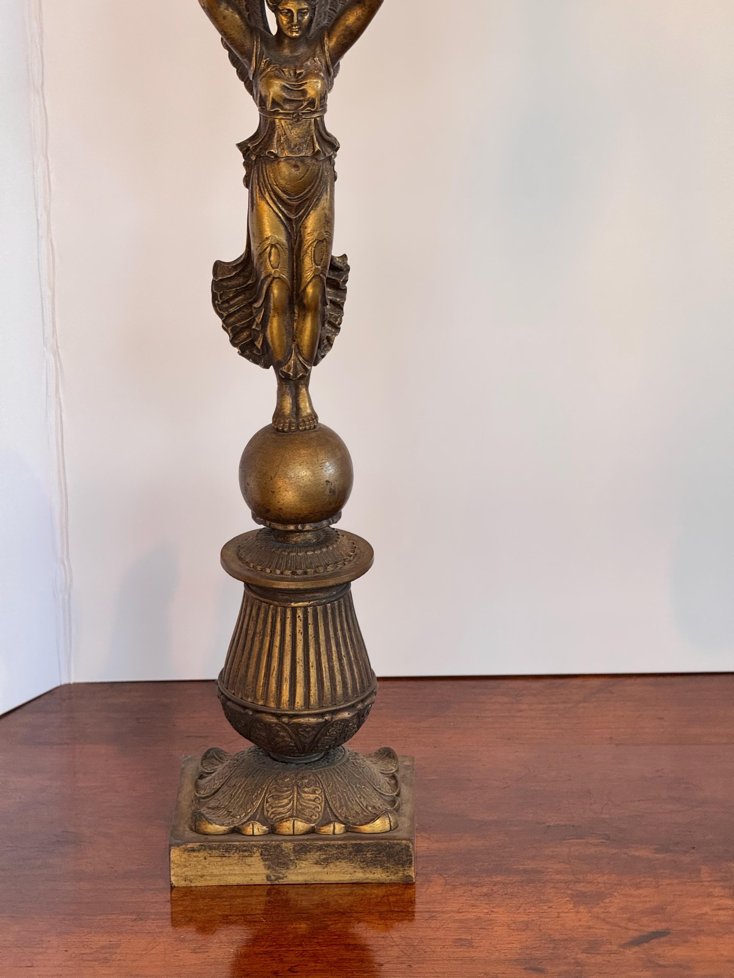 Francese Candelabri in bronzo dorato Impero del XIX secolo - una coppia in vendita