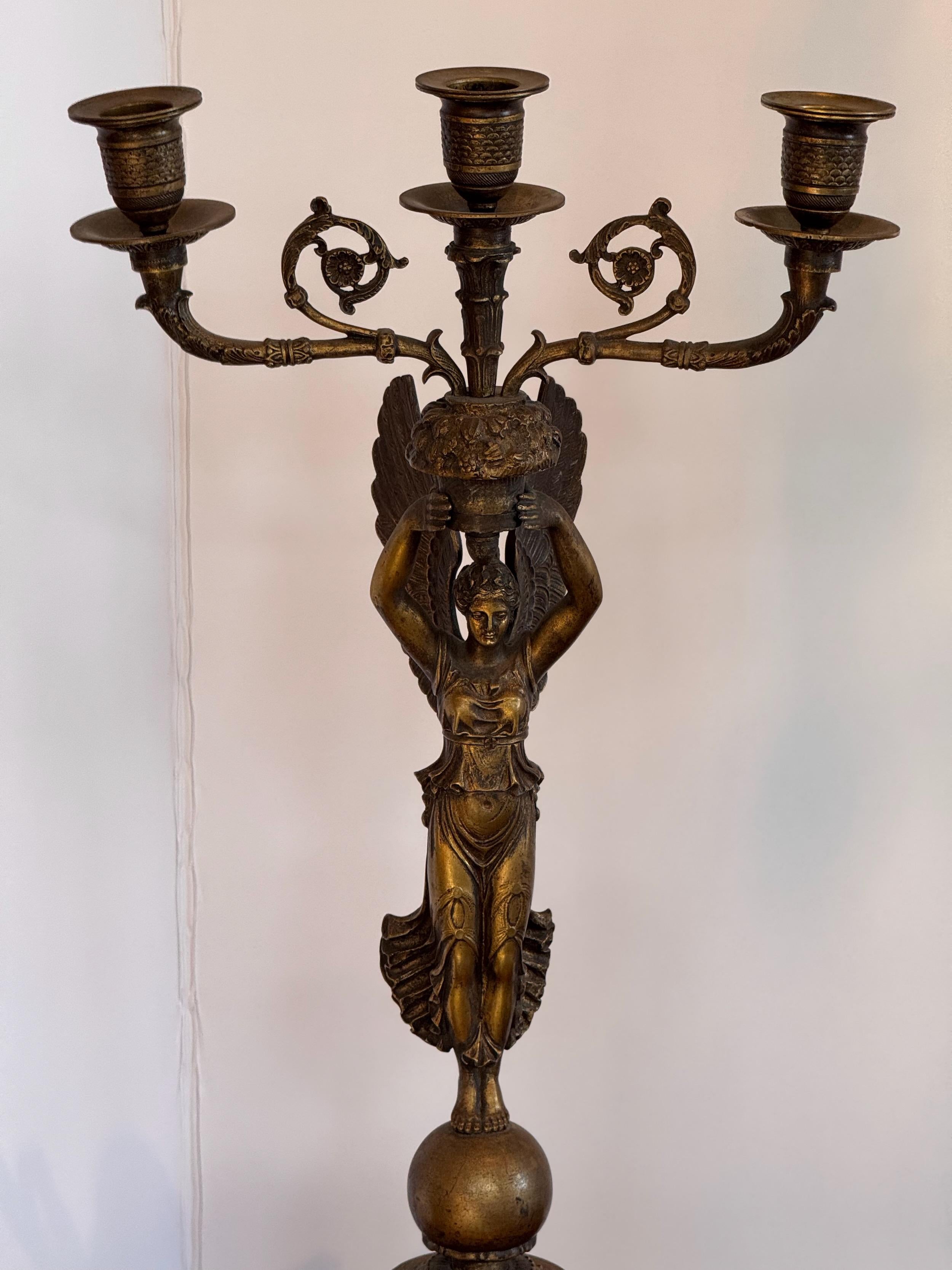 Candelabri in bronzo dorato Impero del XIX secolo - una coppia In condizioni buone in vendita a Charlottesville, VA