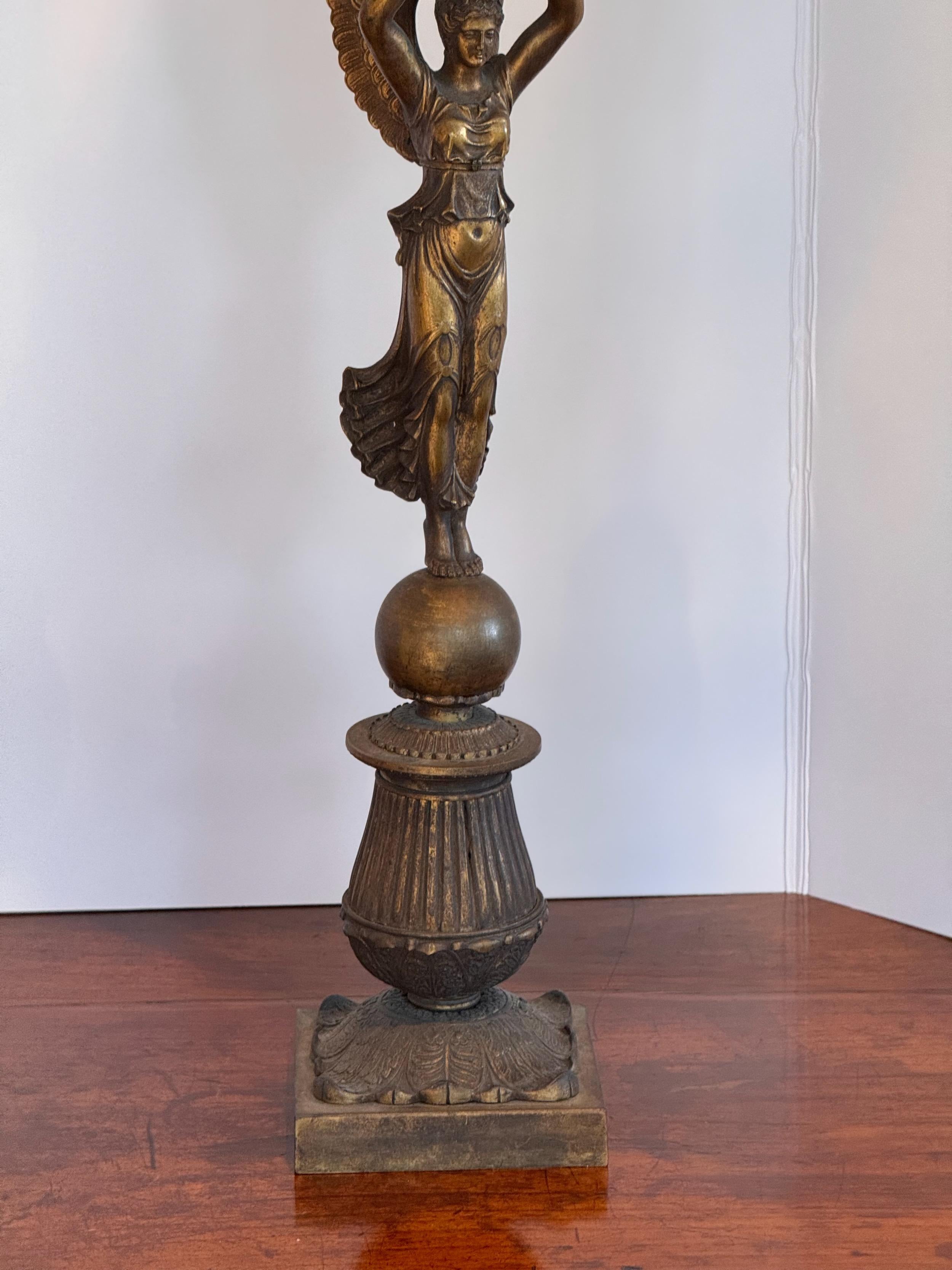 Bronzo Candelabri in bronzo dorato Impero del XIX secolo - una coppia in vendita