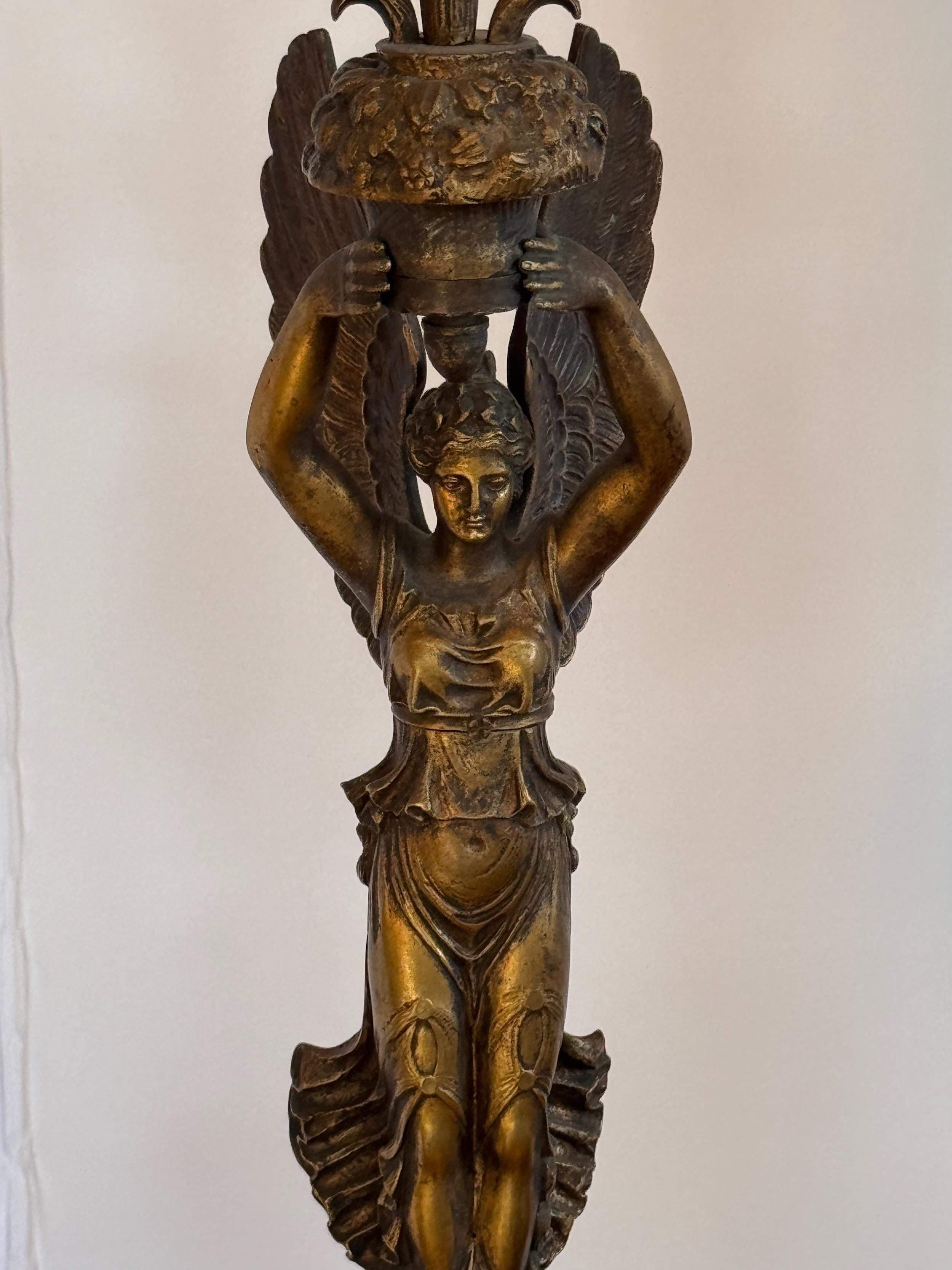 Candelabri in bronzo dorato Impero del XIX secolo - una coppia in vendita 2