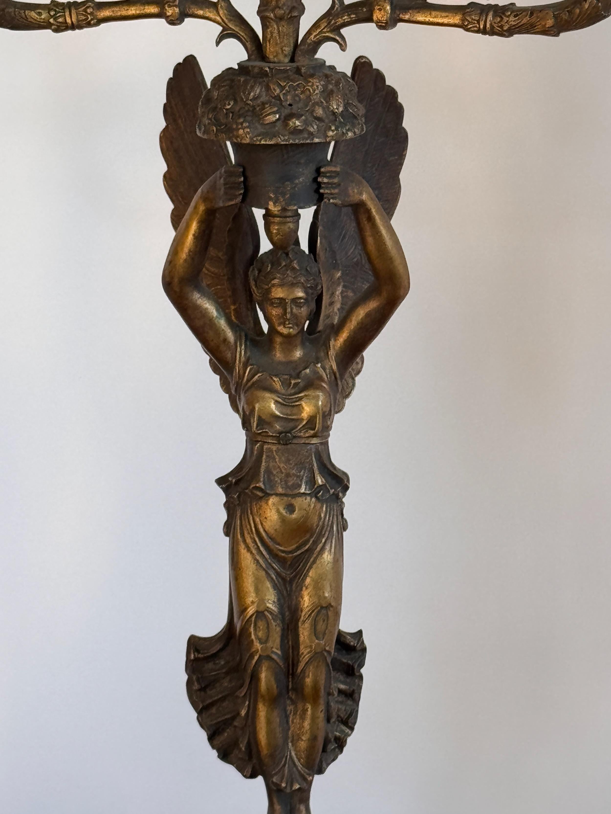 Candelabri in bronzo dorato Impero del XIX secolo - una coppia in vendita 3
