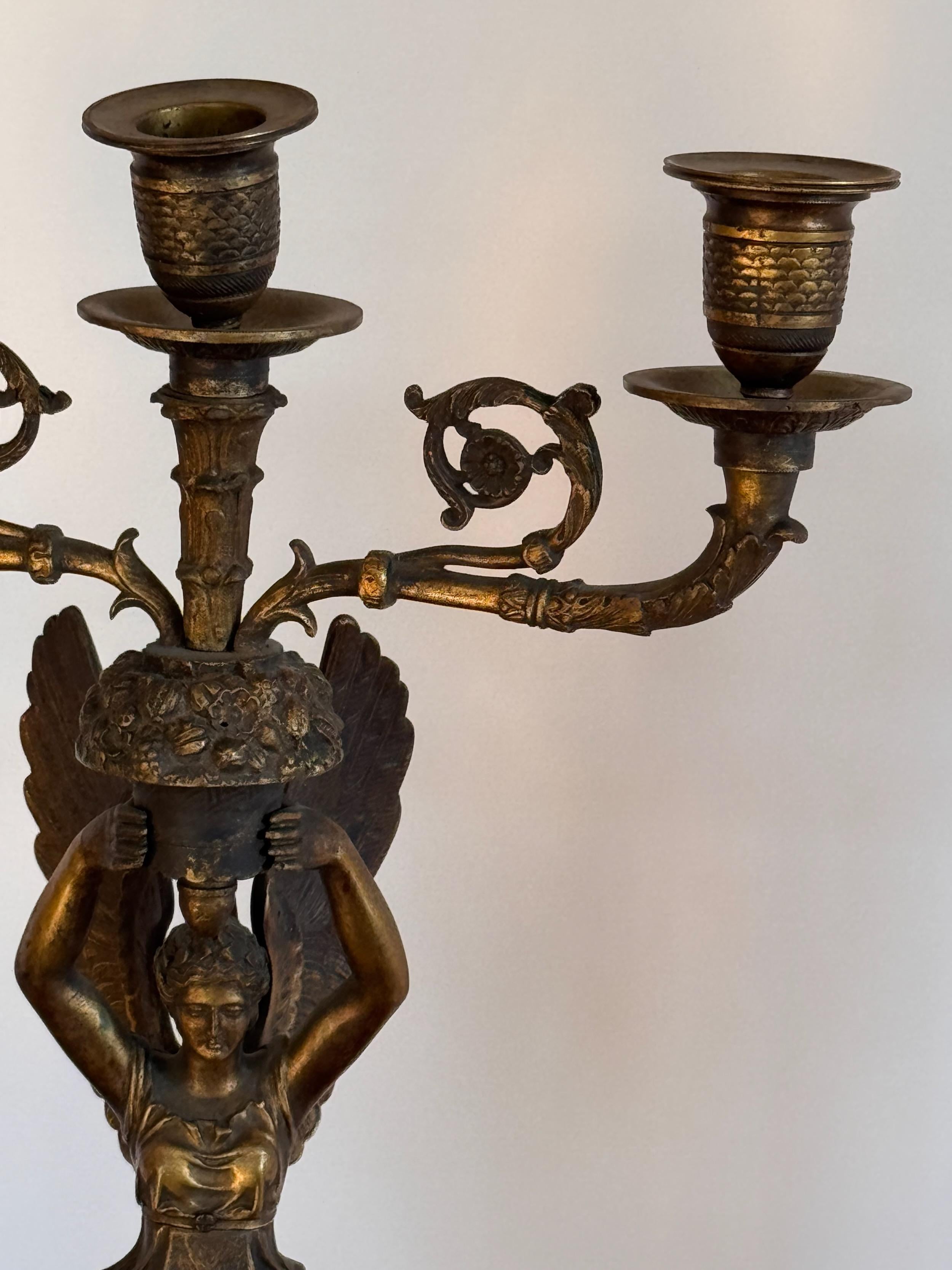 Candelabri in bronzo dorato Impero del XIX secolo - una coppia in vendita 4