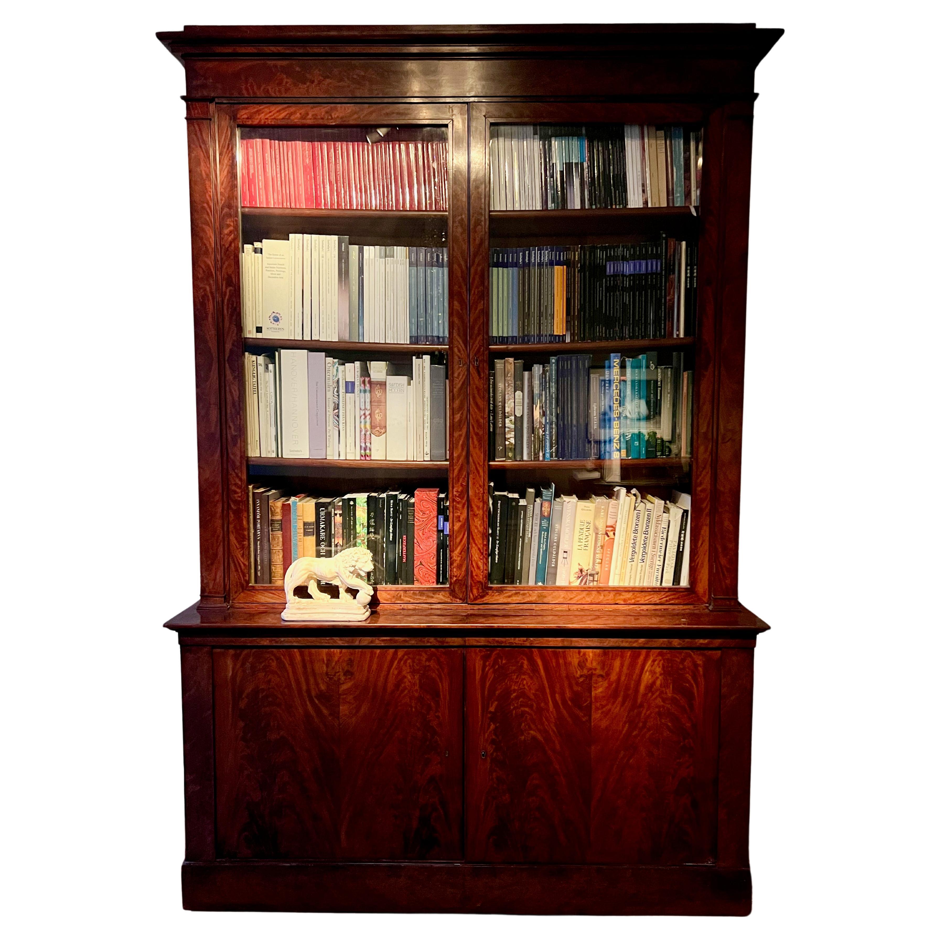 A very nice directoire/empire mahogany bookcase from around 1800 or early 19th century. The craftsmanship and quality of this piece is high and above what you normally see. It's mahogany veneered on oak and in some parts made in massive mahogany. It