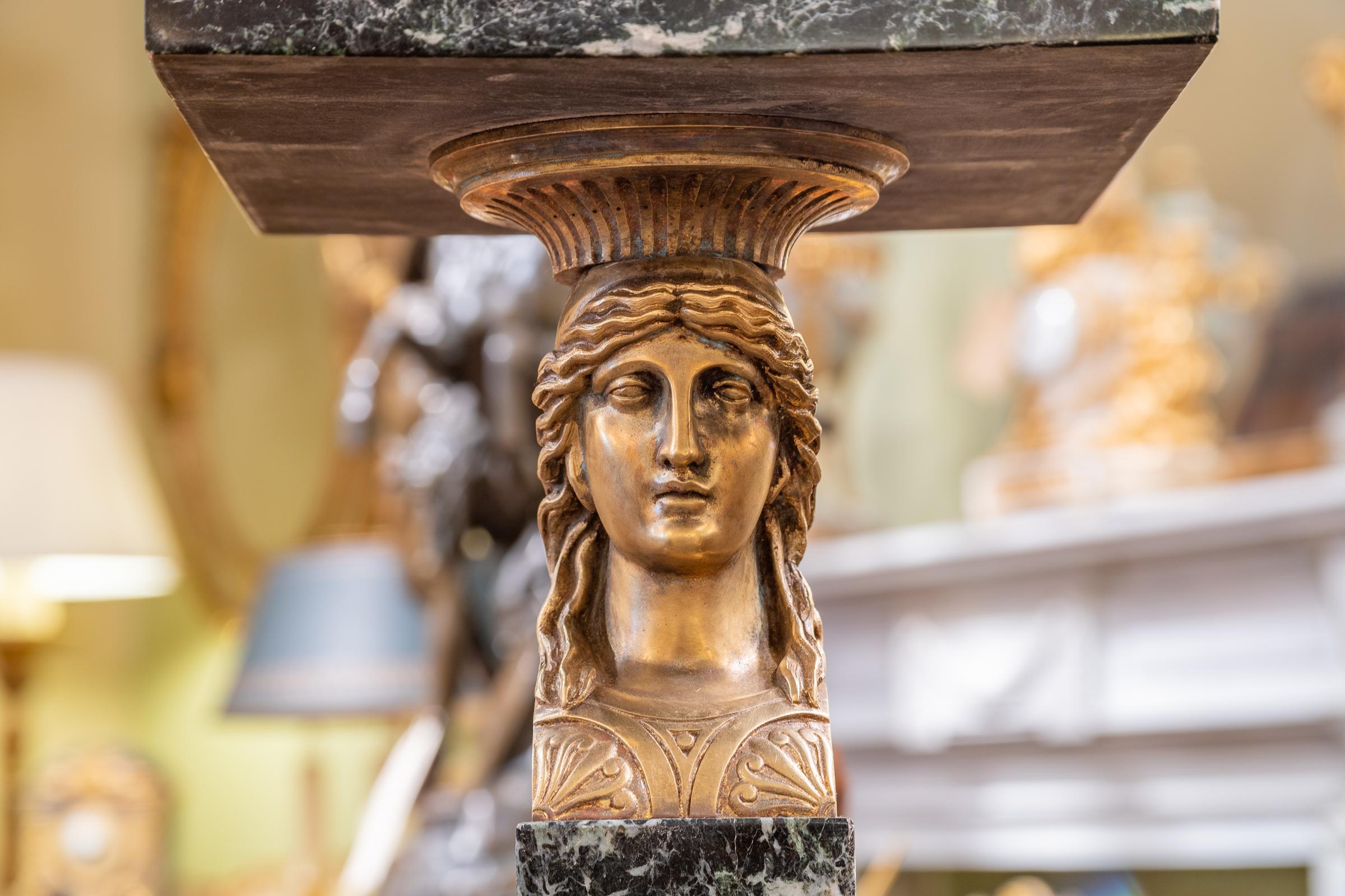 Un bel piedistallo Impero del XIX secolo in bronzo dorato e marmo. Fine testa femminile in bronzo dorato con bronzi dell'Impero in bronzo dorato.