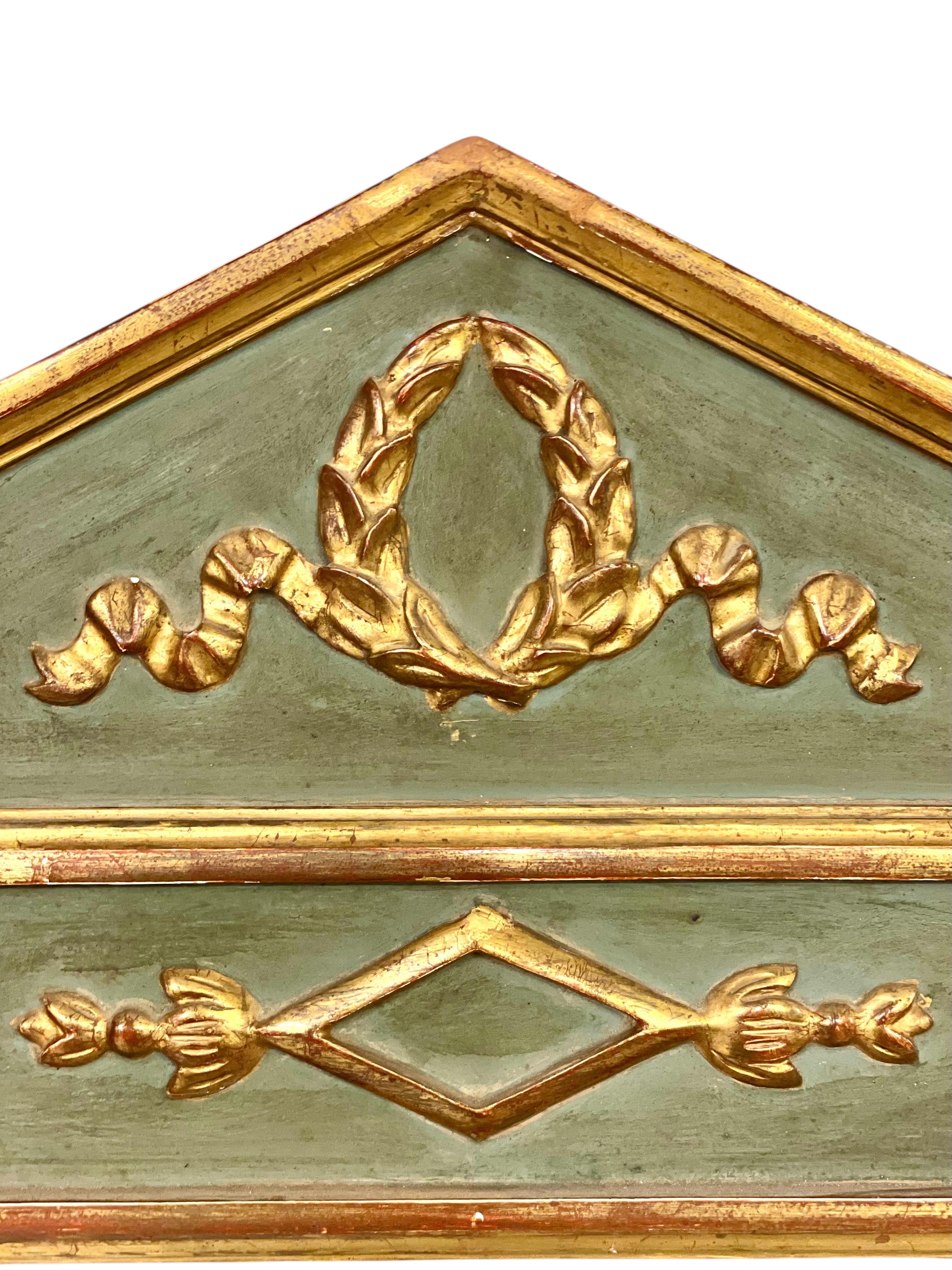 Questo straordinario specchio in stile Impero francese del XIX secolo è un pezzo decorativo raro e teatrale che evoca la grandezza dell'architettura classica. La cornice in legno intagliato presenta un audace frontone ornato da una corona d'alloro e