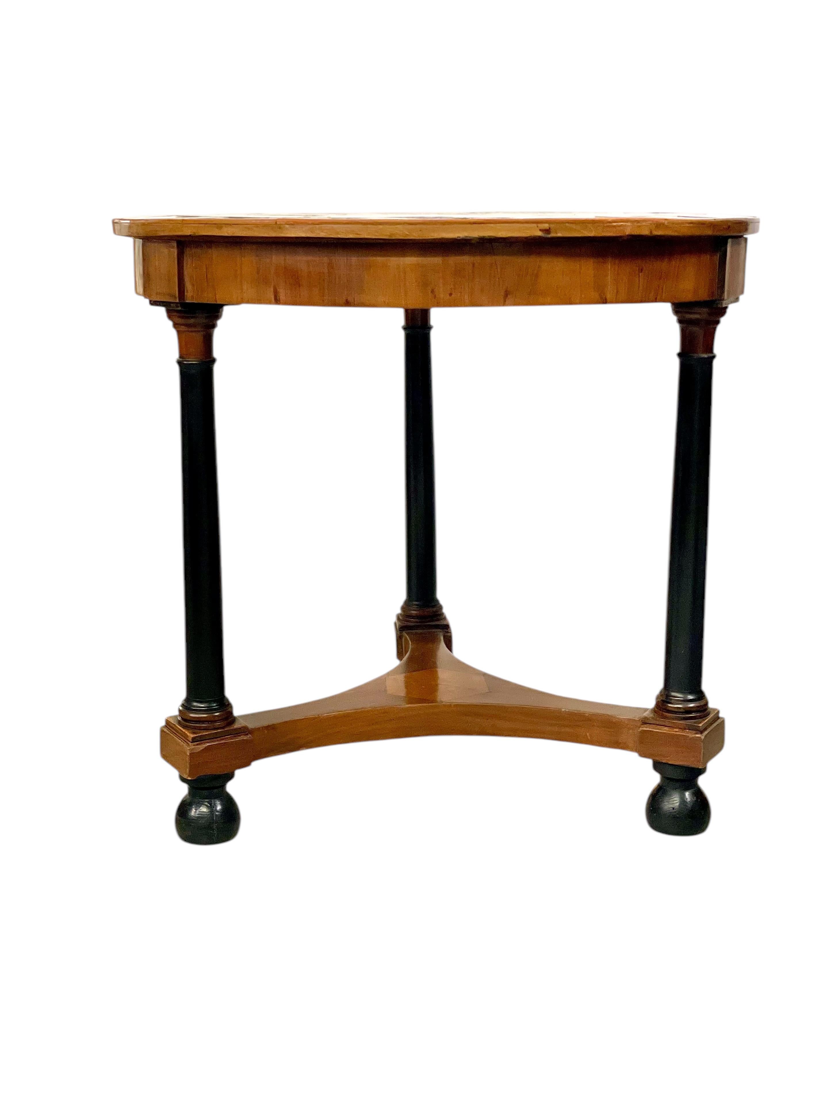 Cet élégant guéridon est un bel exemple de l'artisanat de la période Eleg, datant du début du 19e siècle. Son design raffiné et ses matériaux de haute qualité reflètent l'élégance intemporelle du style Empire. Le plateau rond présente un marbre gris