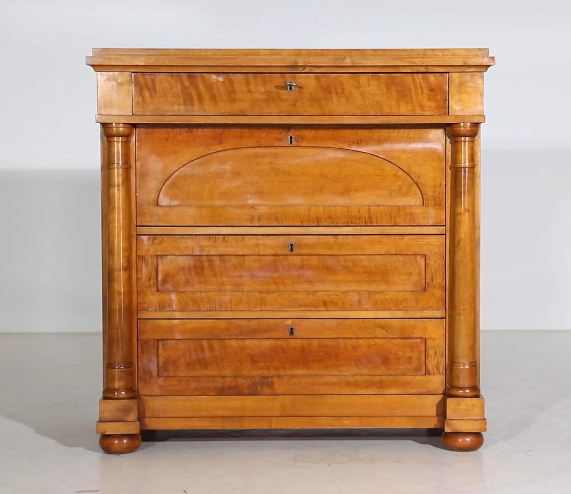 Cassettiera in betulla stile impero del XIX secolo, circa 1890.

Cassettiera in betulla svedese di alta qualità in stile impero. Presentato nelle sue condizioni originali.

Piano rettangolare, cassetto superiore che forma un bordo sporgente a