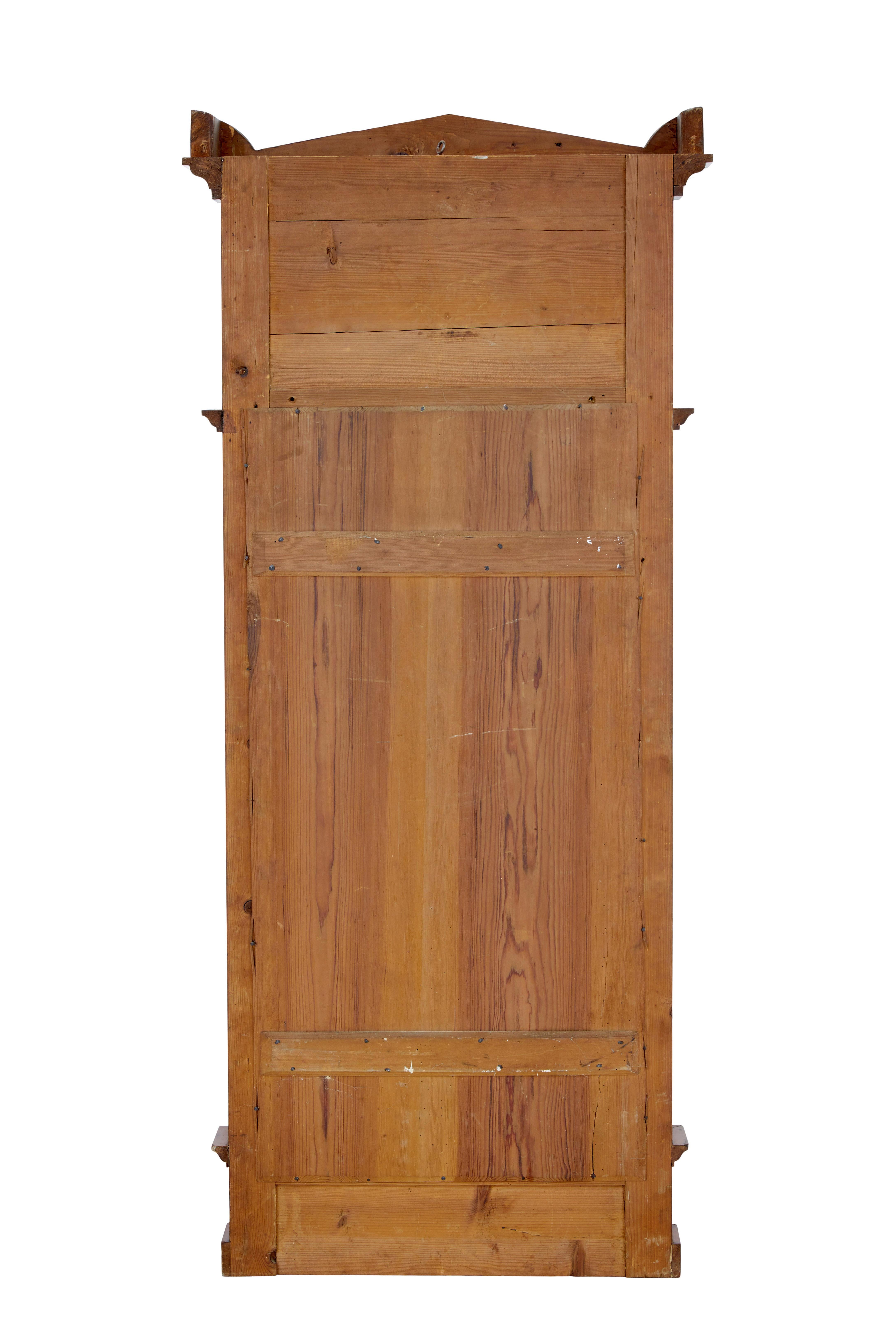Specchio a molo in mogano del XIX secolo, circa 1870.

Specchio da molo di eccellente qualità, realizzato con il mogano più pregiato.  Il piano a cornice architettonica con forma a croce mette in risalto il mogano a fiamma. Specchio centrale in due