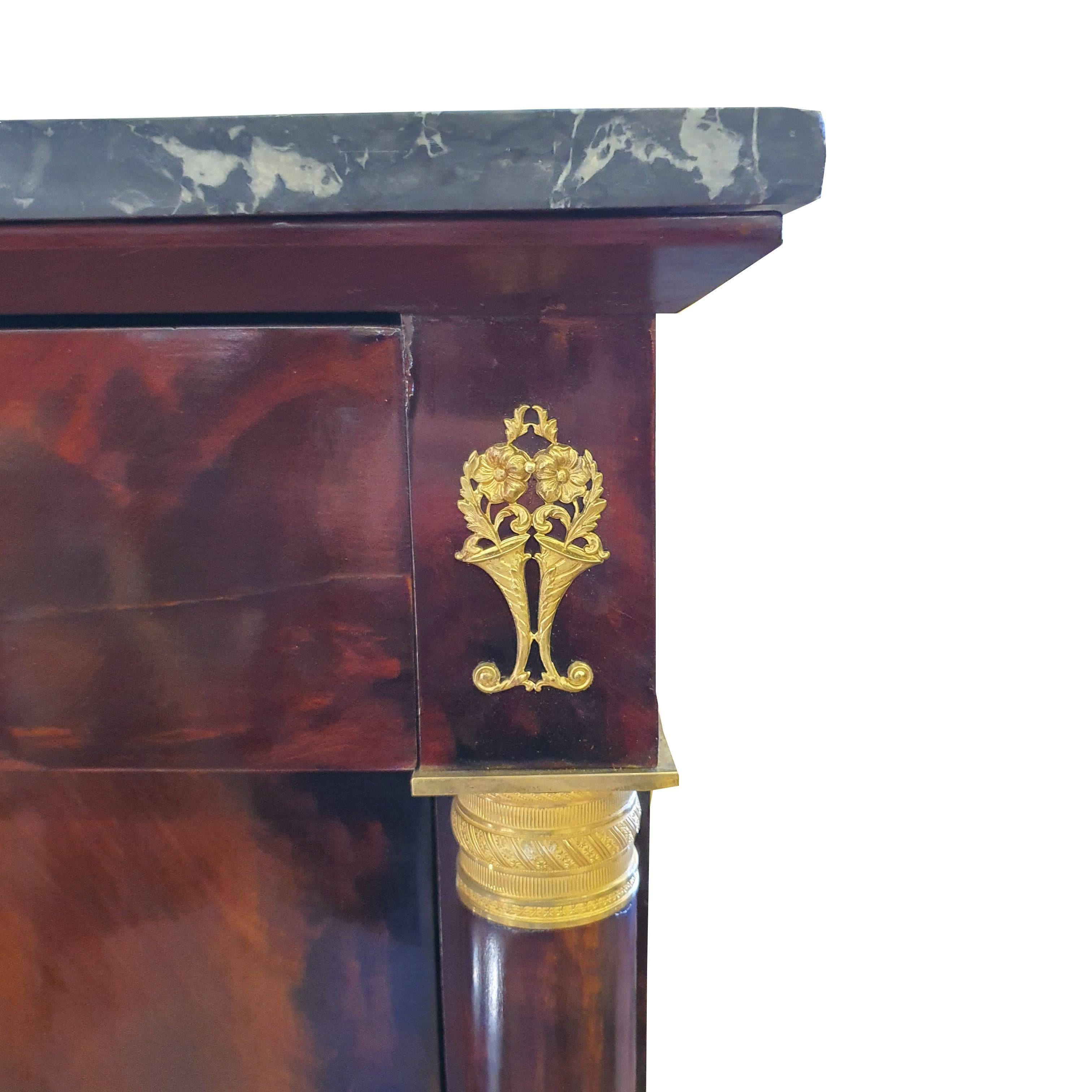 Acajou Secrétaire de l'Empire du 19ème siècle, plume d'acajou, bronze doré en vente